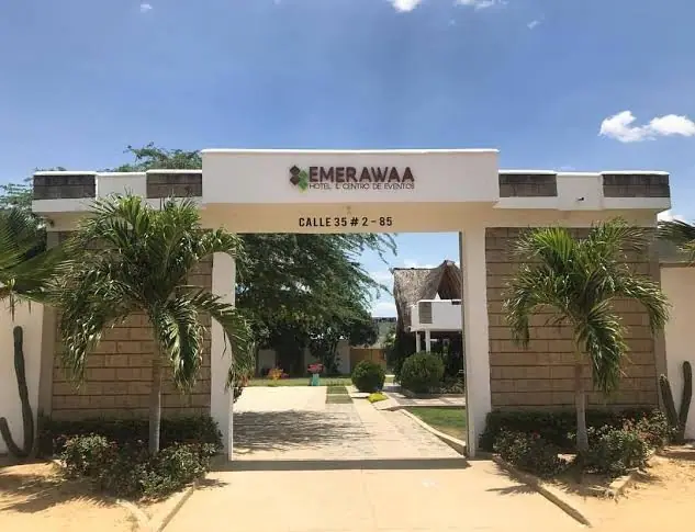 Entrada de Emerawaa Hotel y Centro de Eventos en la Calle 35 de Riohacha