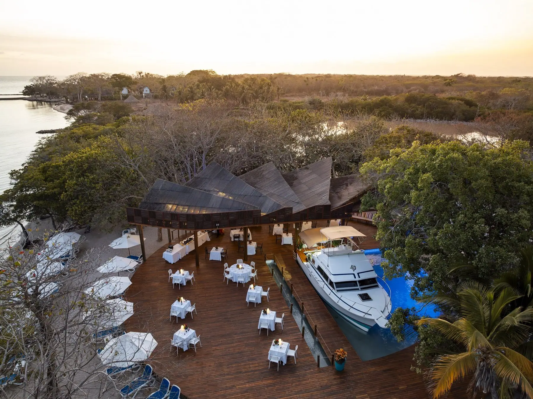 Bar y restaurante Donatella sobre el muelle de Isla del Encanto, con lanchas al lado