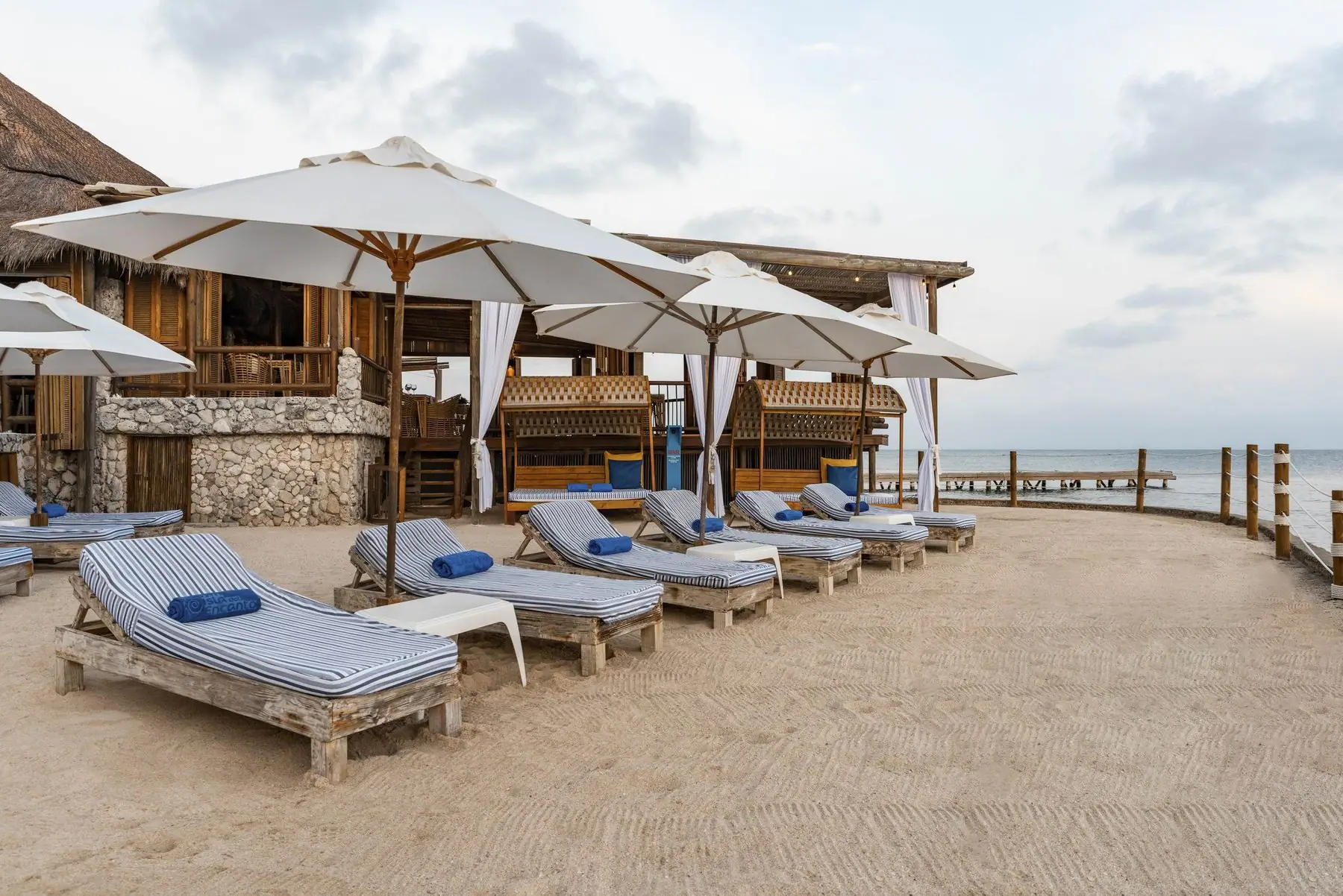 Asoleadoras y sombrillas de la playa VIP para huéspedes en Isla del Encanto