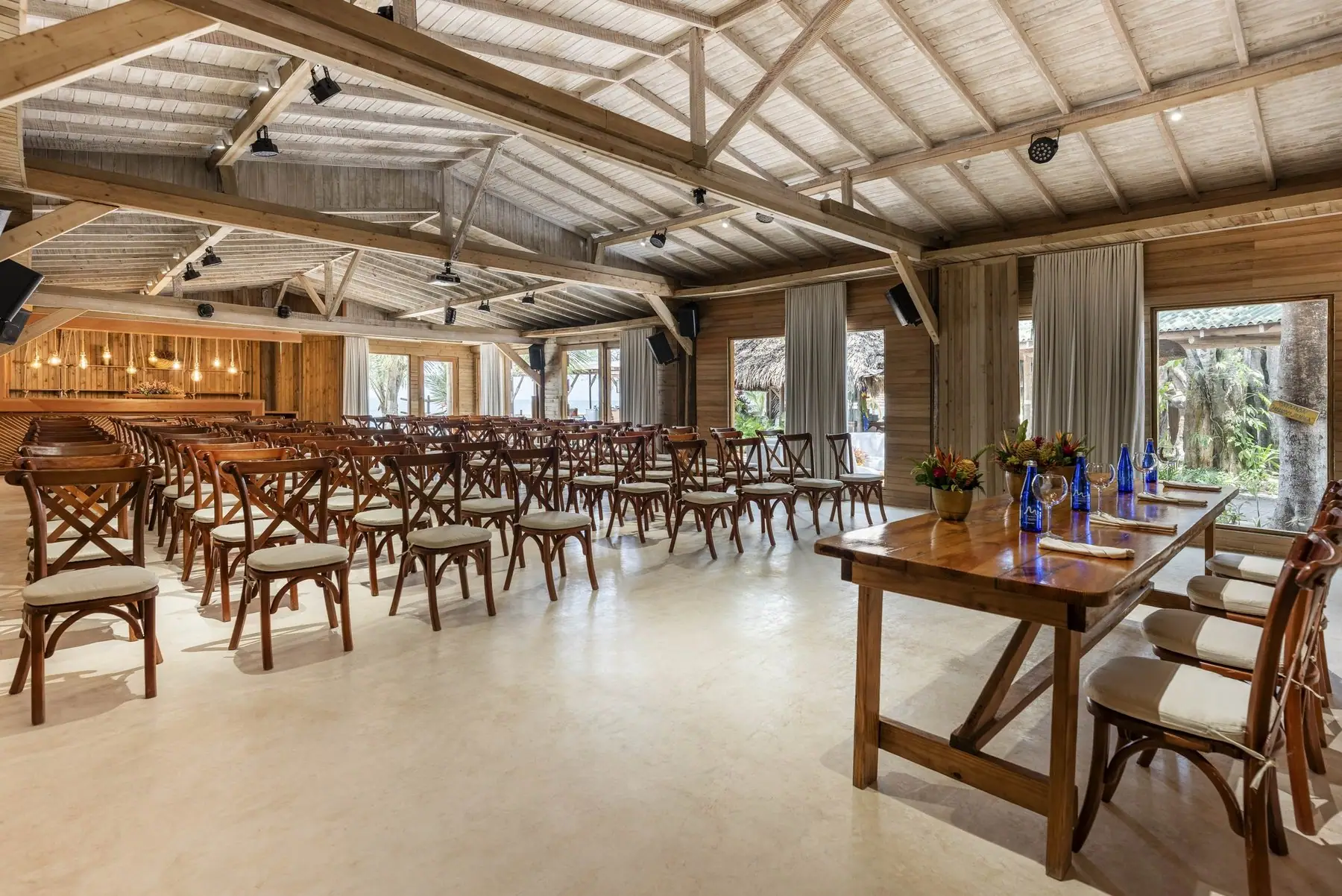 Salón Fragata de Isla del Encanto montado para un evento, con techo de madera