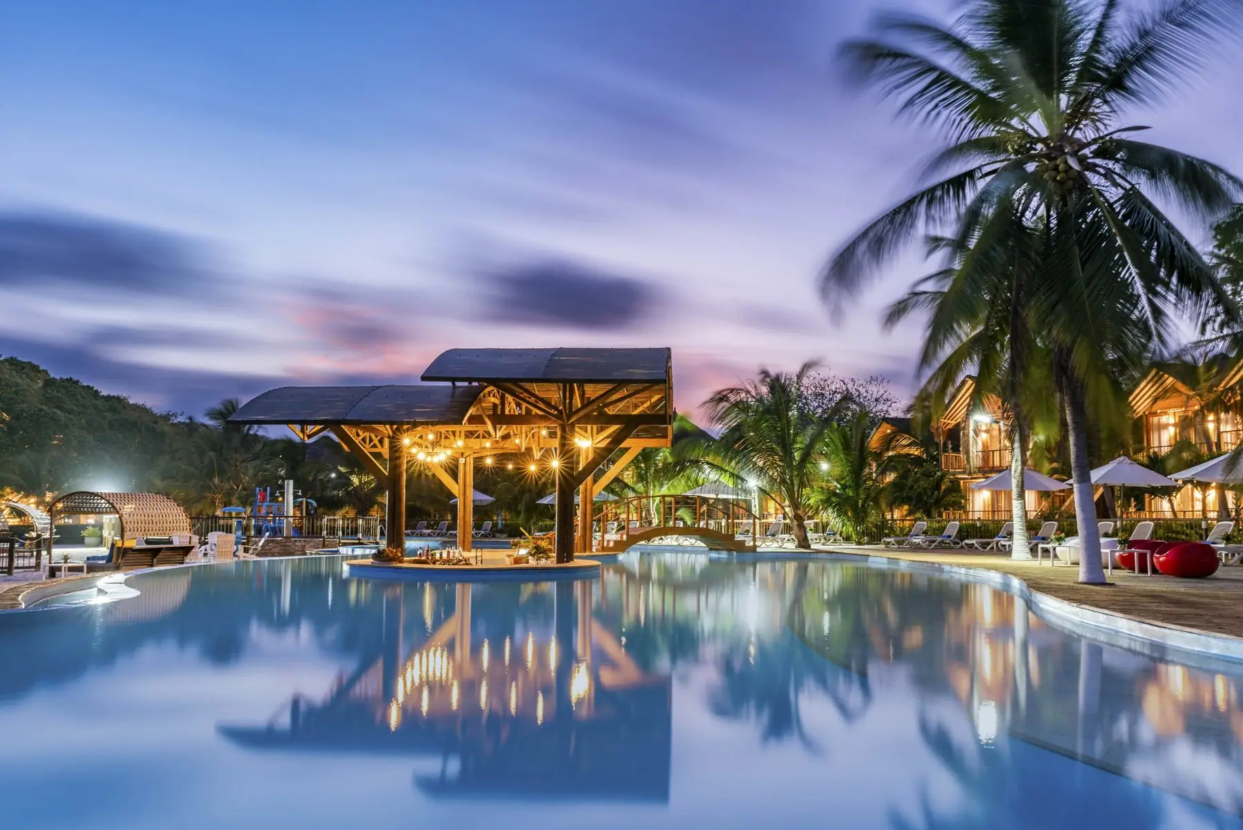 Sunset Pool Bar en medio de la piscina de Isla del Encanto al atardecer