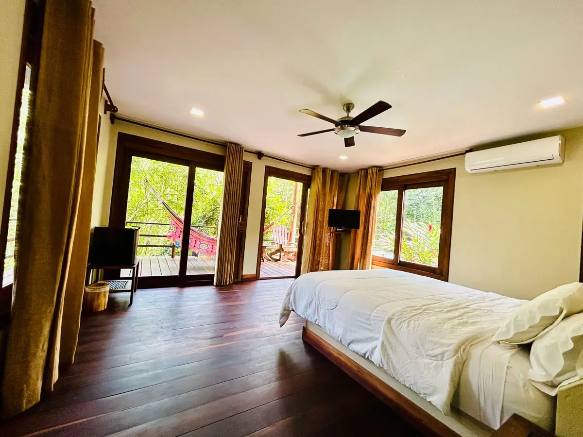 Habitación Deluxe Inferior de Senda Watapuy con piso de madera y ventanales a la selva