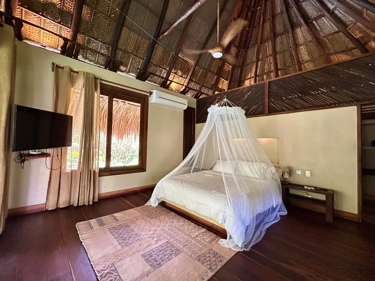 Habitación Deluxe Superior de Senda Watapuy con techo de palma y cama con toldillo