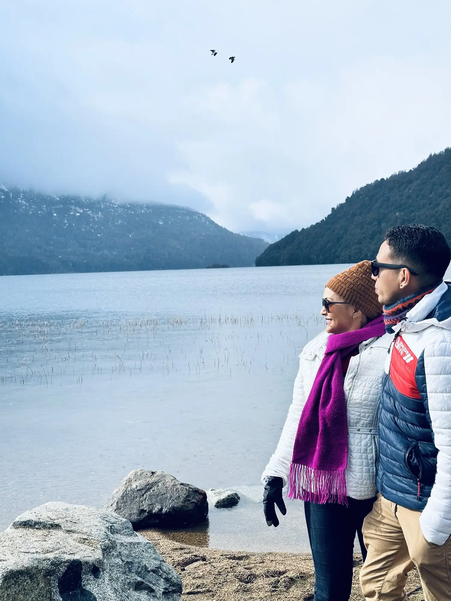 Viajeros de Wanderlux frente a un lago en el Circuito Chico de Bariloche