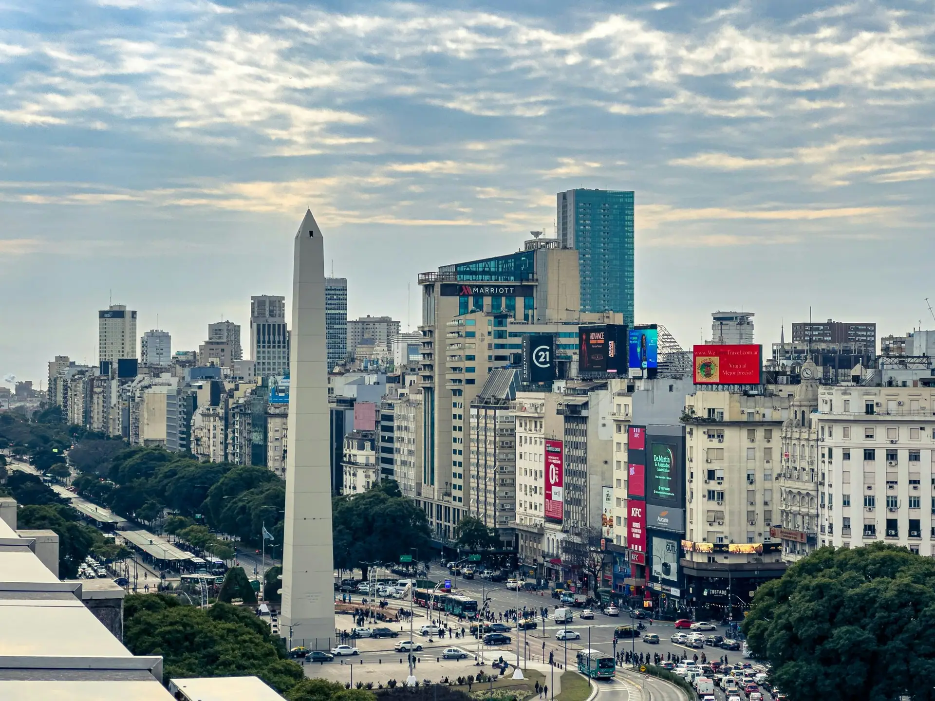 Obelisco de Buenos Aires sobre la avenida 9 de Julio