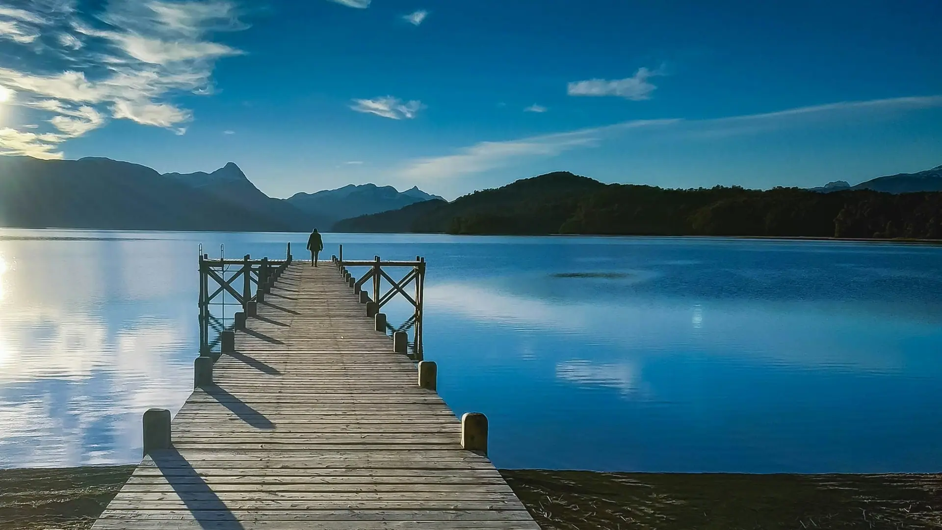 Muelle de madera sobre un lago andino en la Patagonia