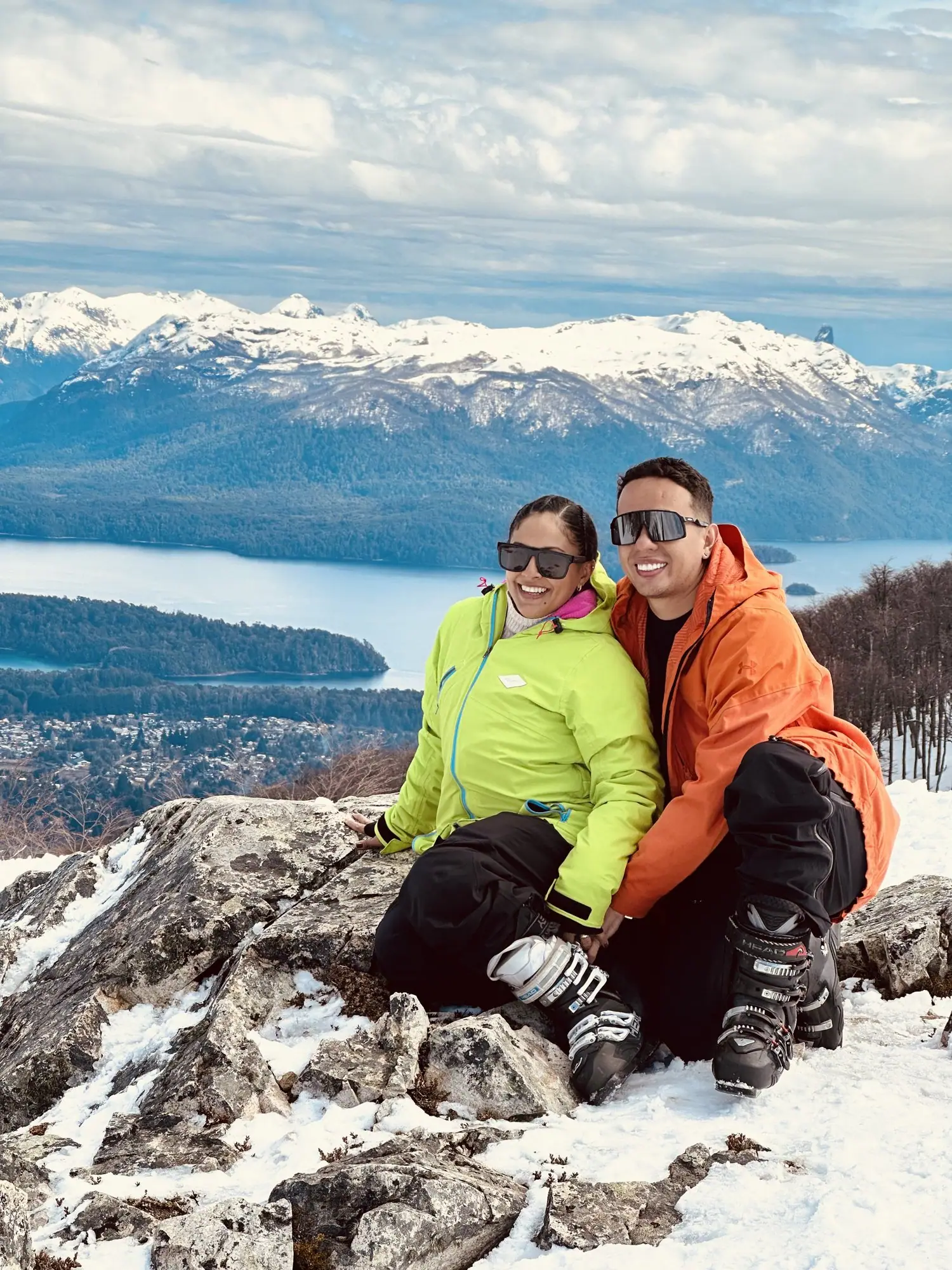 Viajeros de Wanderlux en un mirador nevado de Bariloche