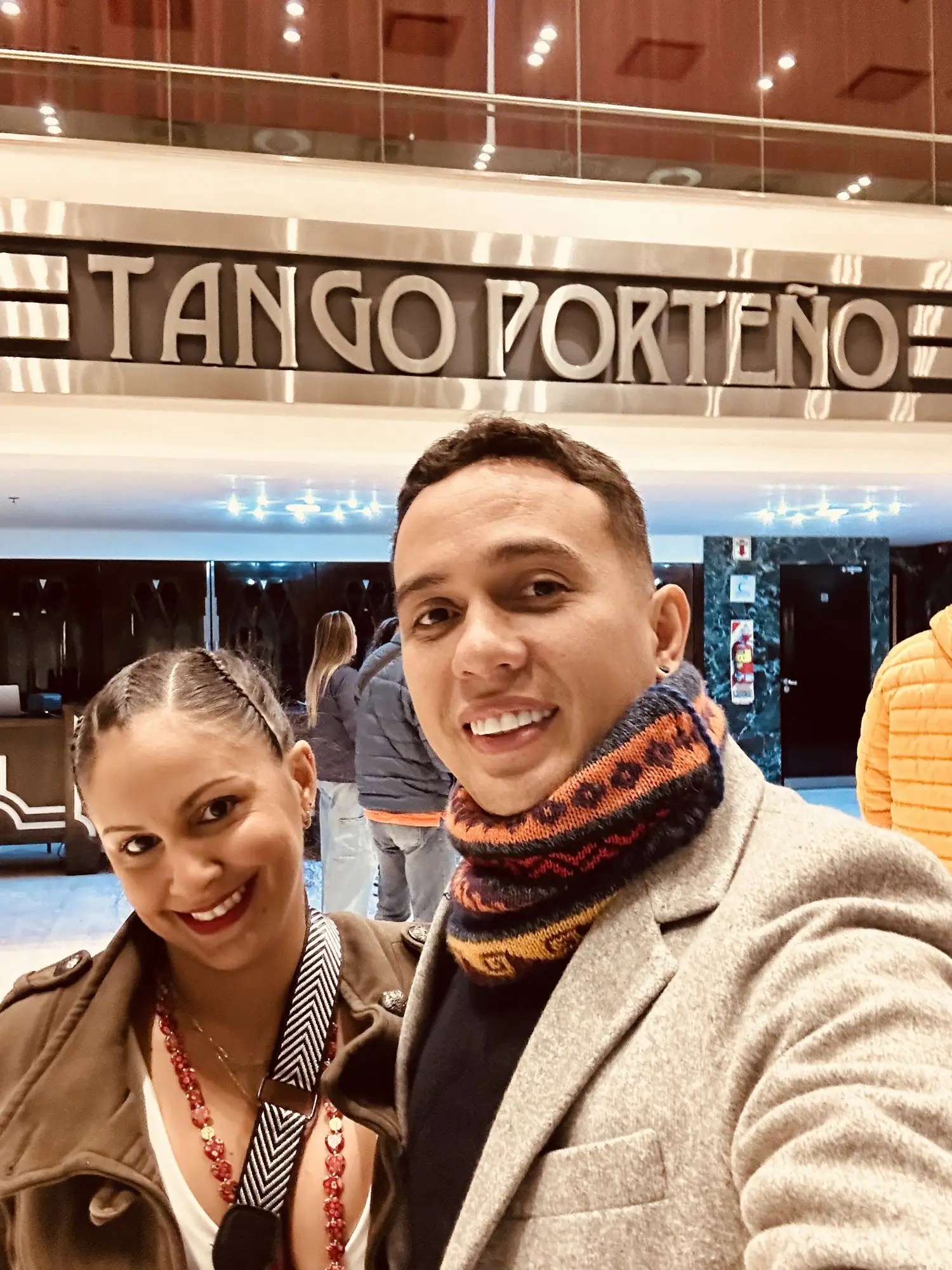 Pareja de viajeros de Wanderlux en un show de tango en Buenos Aires