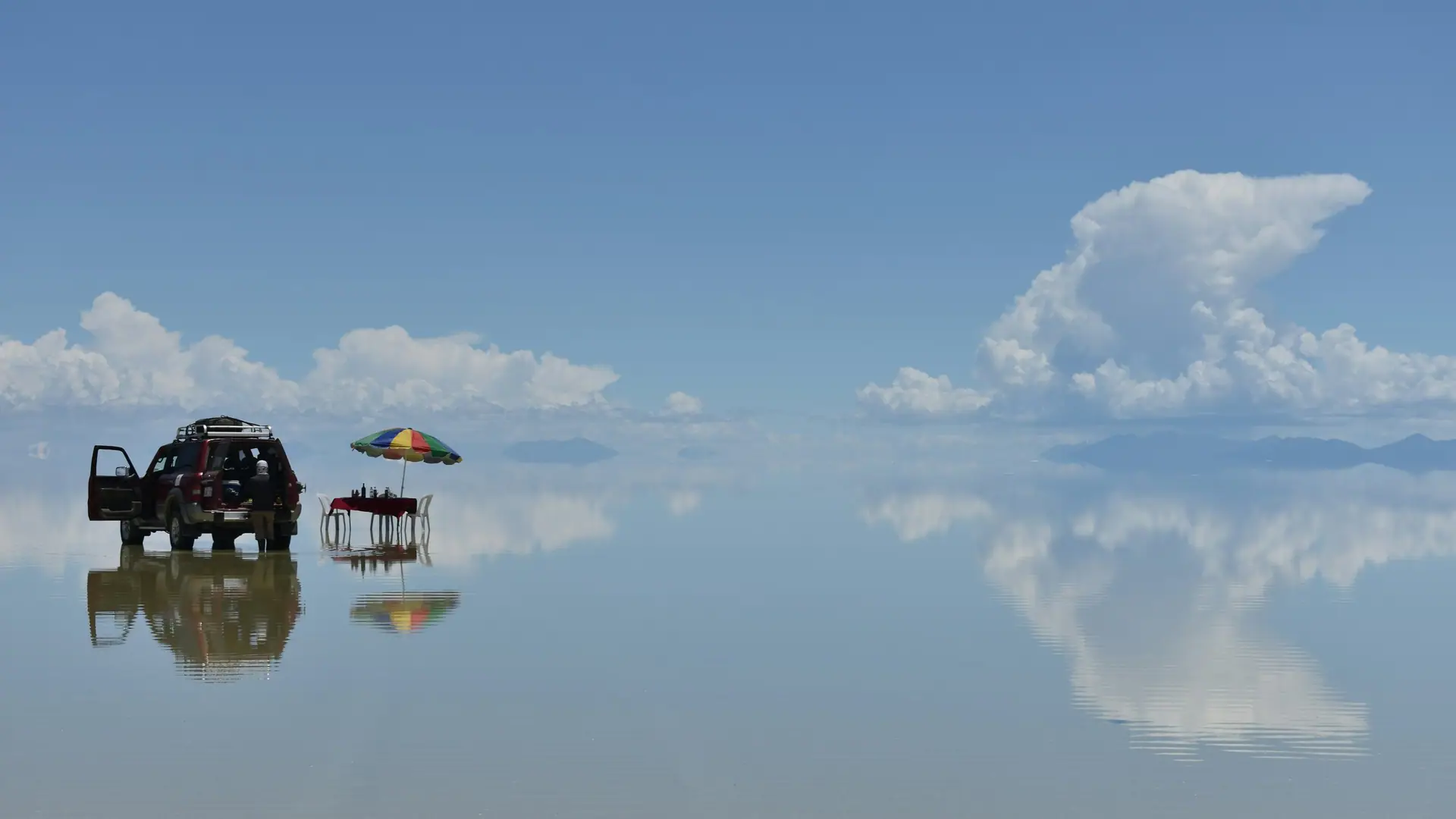 Camioneta 4x4 reflejada en el Salar de Uyuni con efecto espejo
