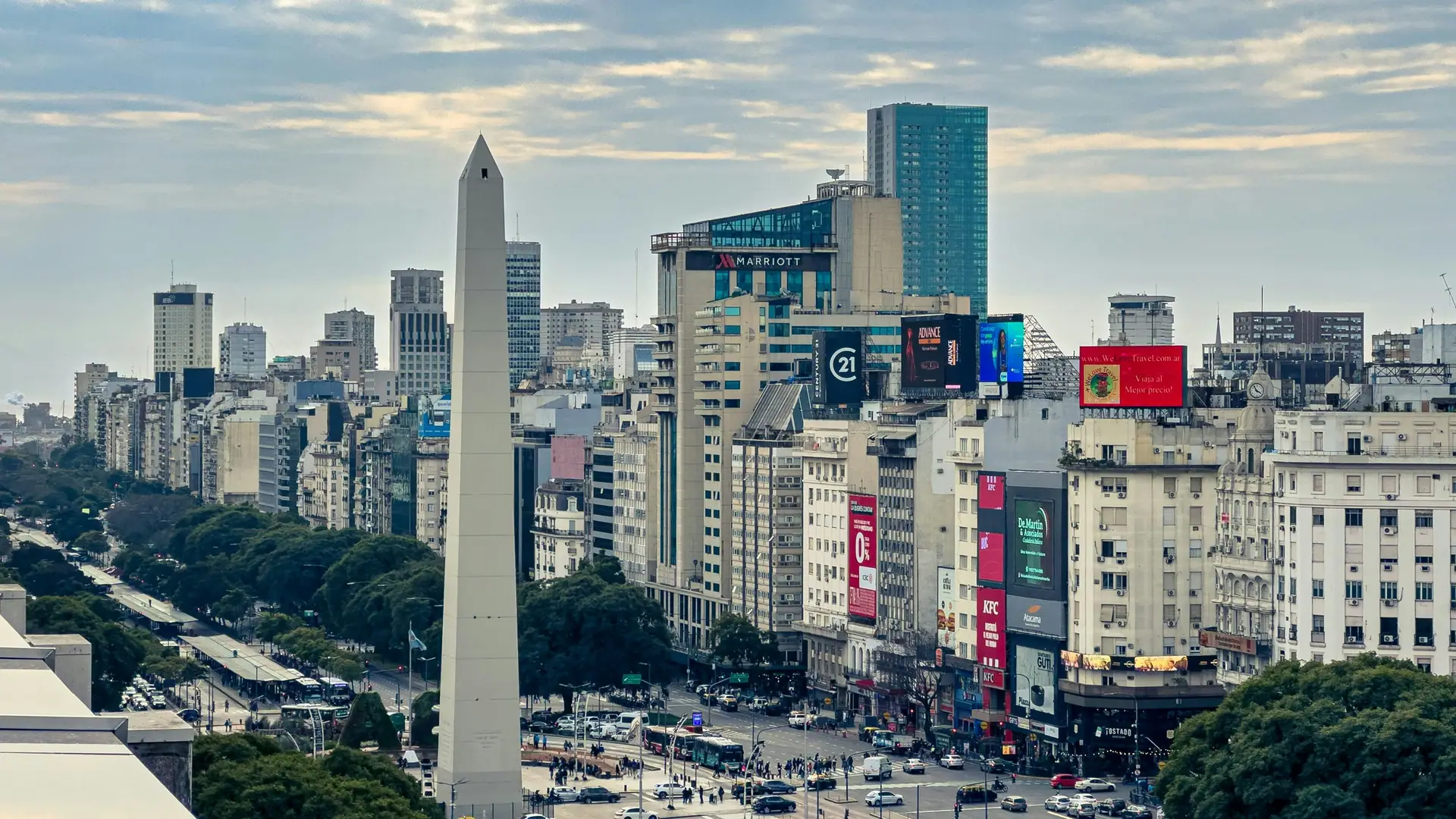 Obelisco de Buenos Aires sobre la avenida 9 de Julio
