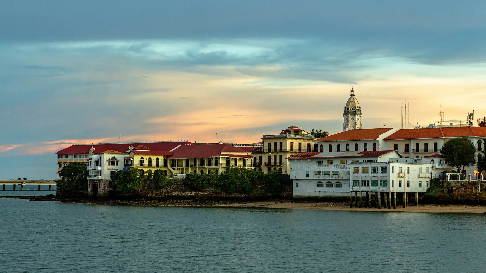 Casco Antiguo de Ciudad de Panamá frente al mar al atardecer
