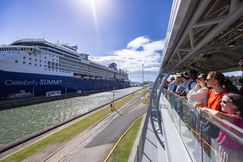 Crucero pasando por las esclusas de Miraflores en el Canal de Panamá