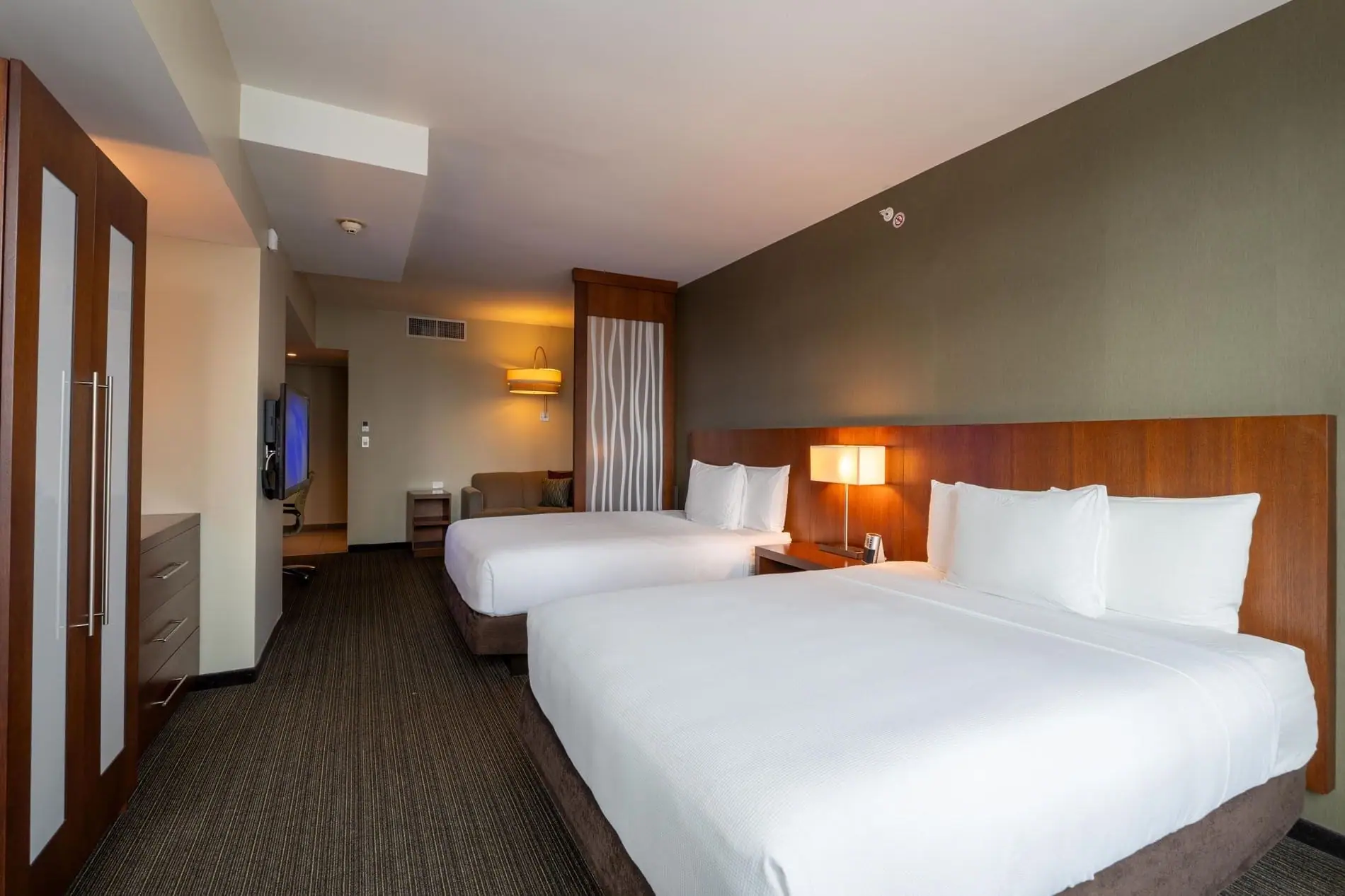 Habitación del hotel con dos camas queen y sala