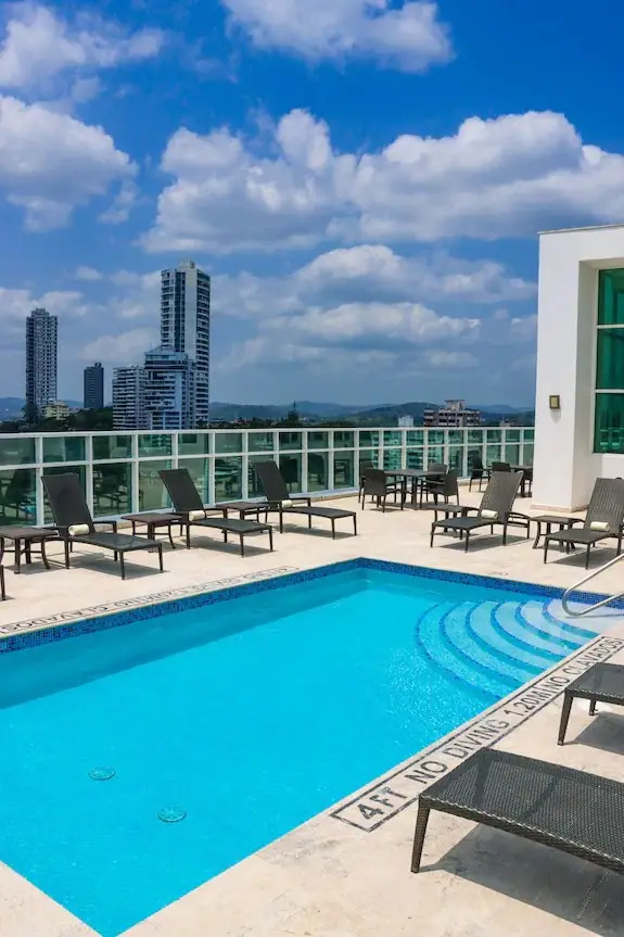 Piscina en la azotea del hotel con rascacielos de Panamá al fondo