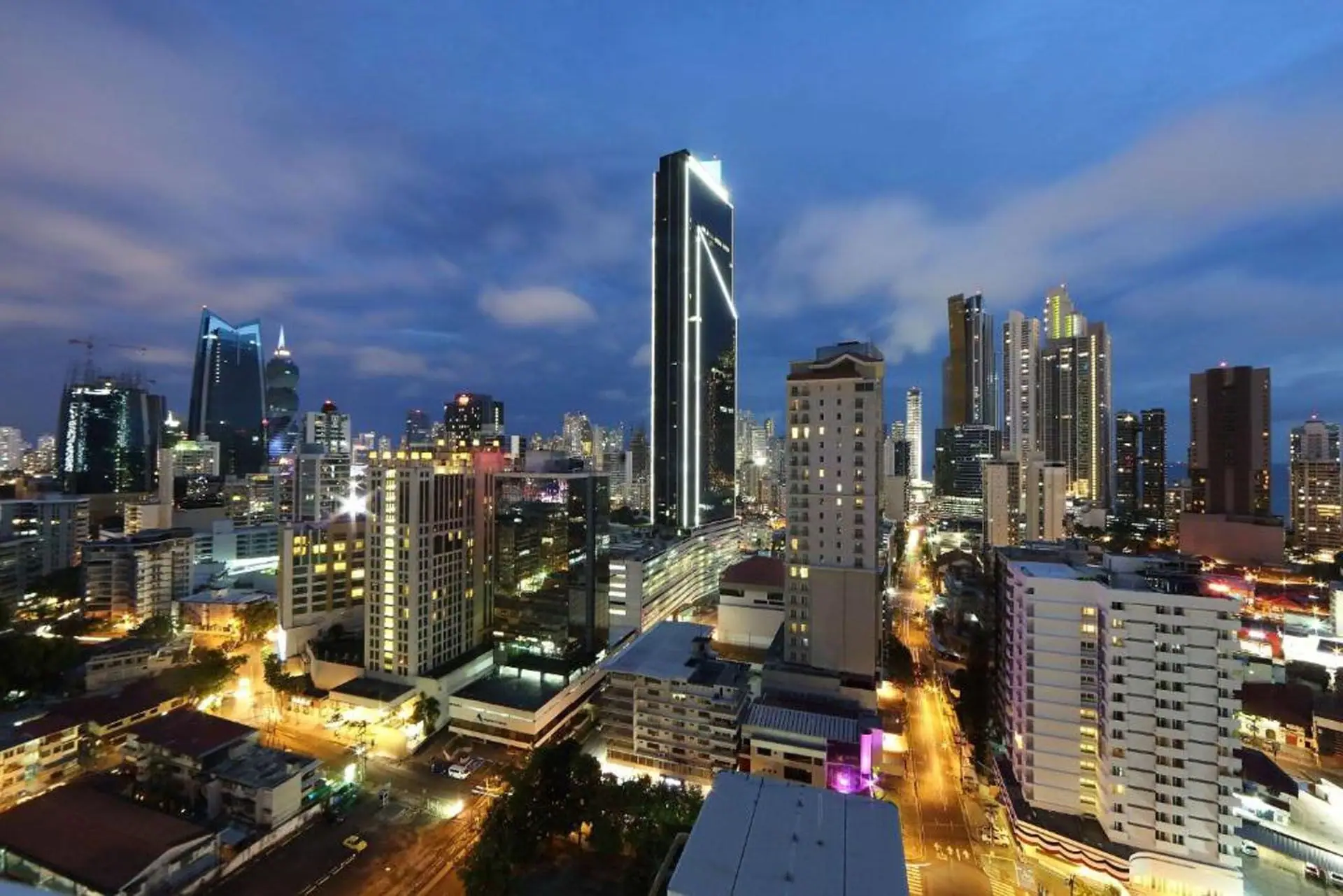 Rascacielos iluminados de Ciudad de Panamá de noche