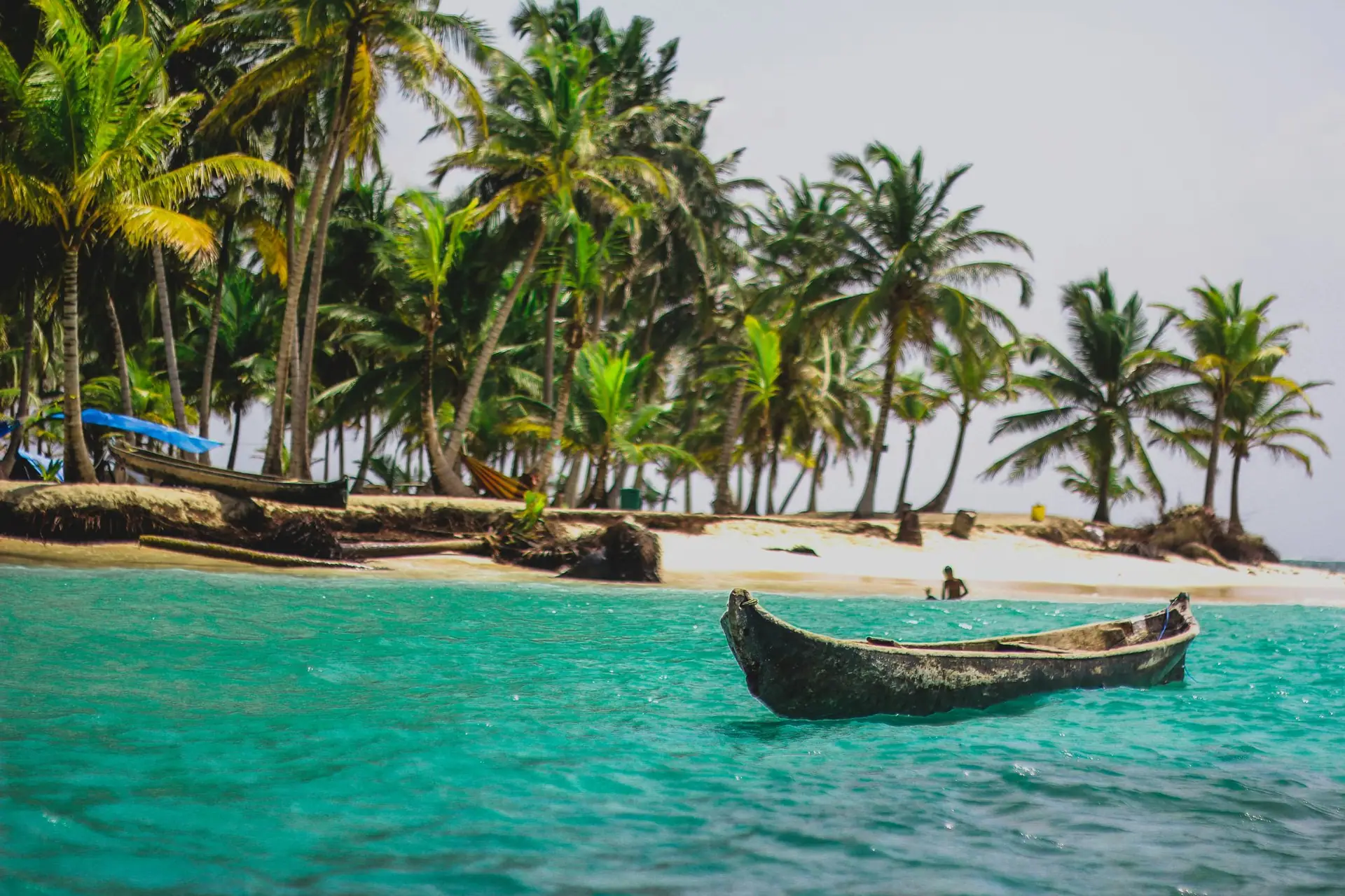 Canoa sobre el mar turquesa frente a una isla de San Blas