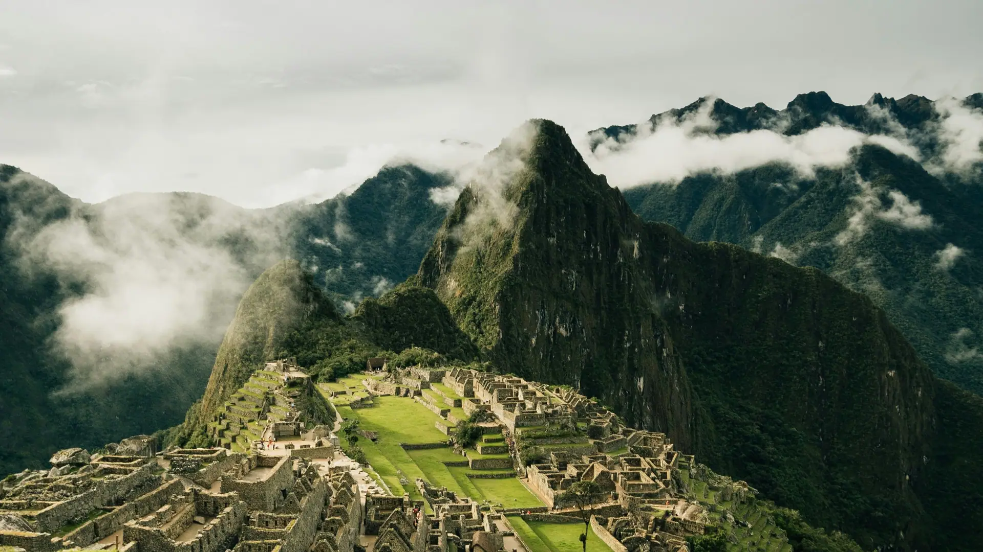 Ciudadela de Machu Picchu con el Huayna Picchu y nubes