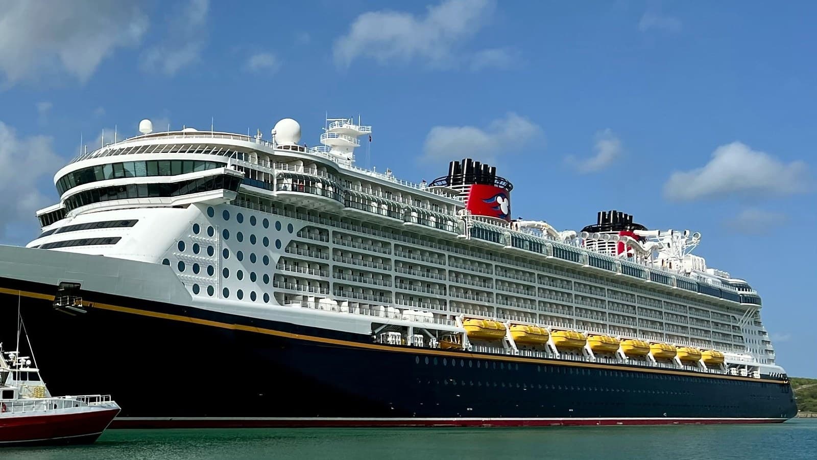 Crucero de Disney Cruise Line atracado en un puerto del Caribe