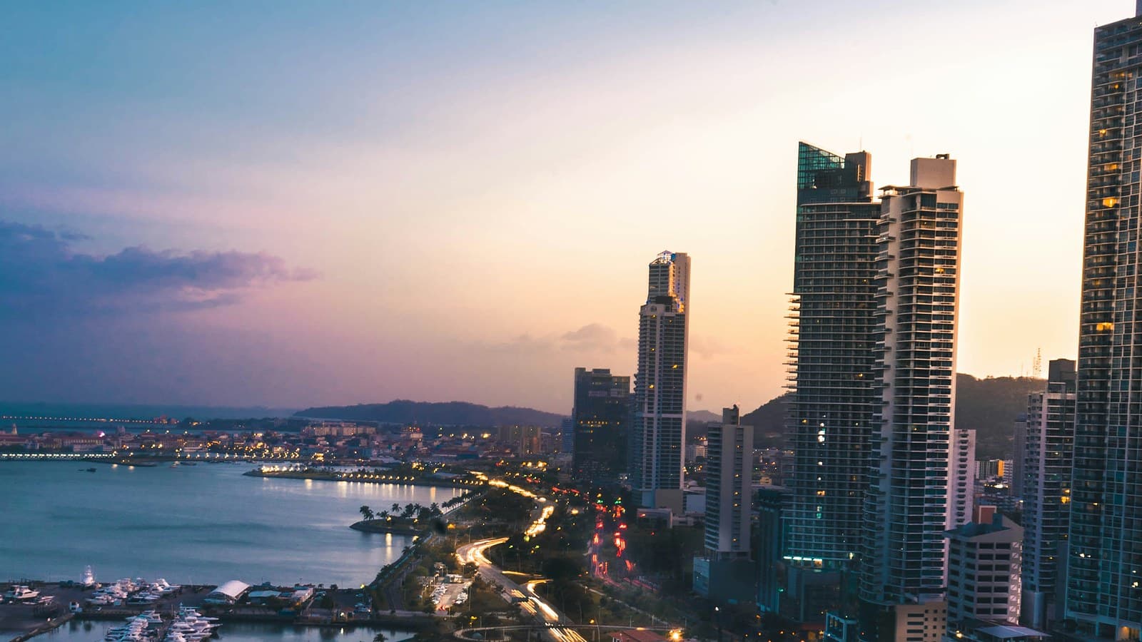 Rascacielos y bahía de Ciudad de Panamá al atardecer