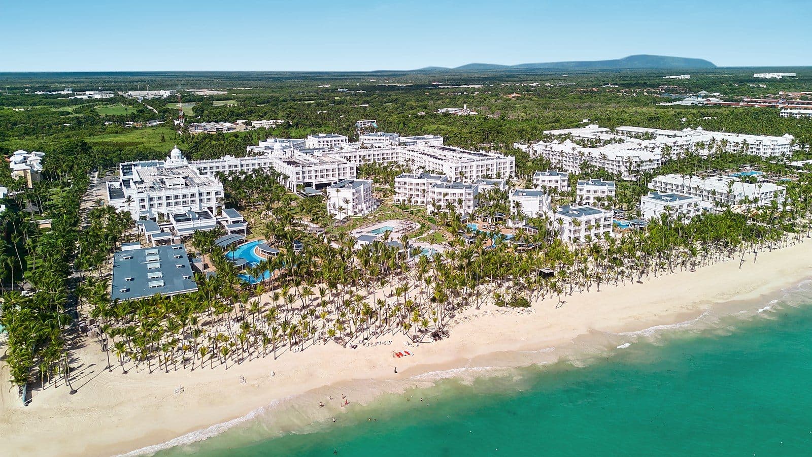 Vista aérea de los hoteles RIU frente a la playa en Punta Cana
