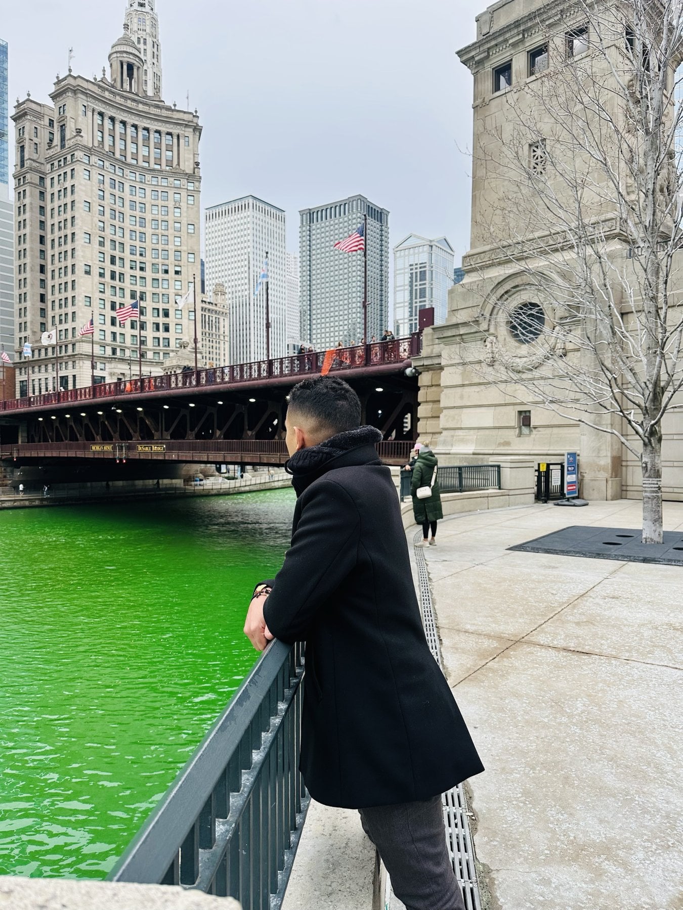 El río de Chicago teñido de verde por San Patricio