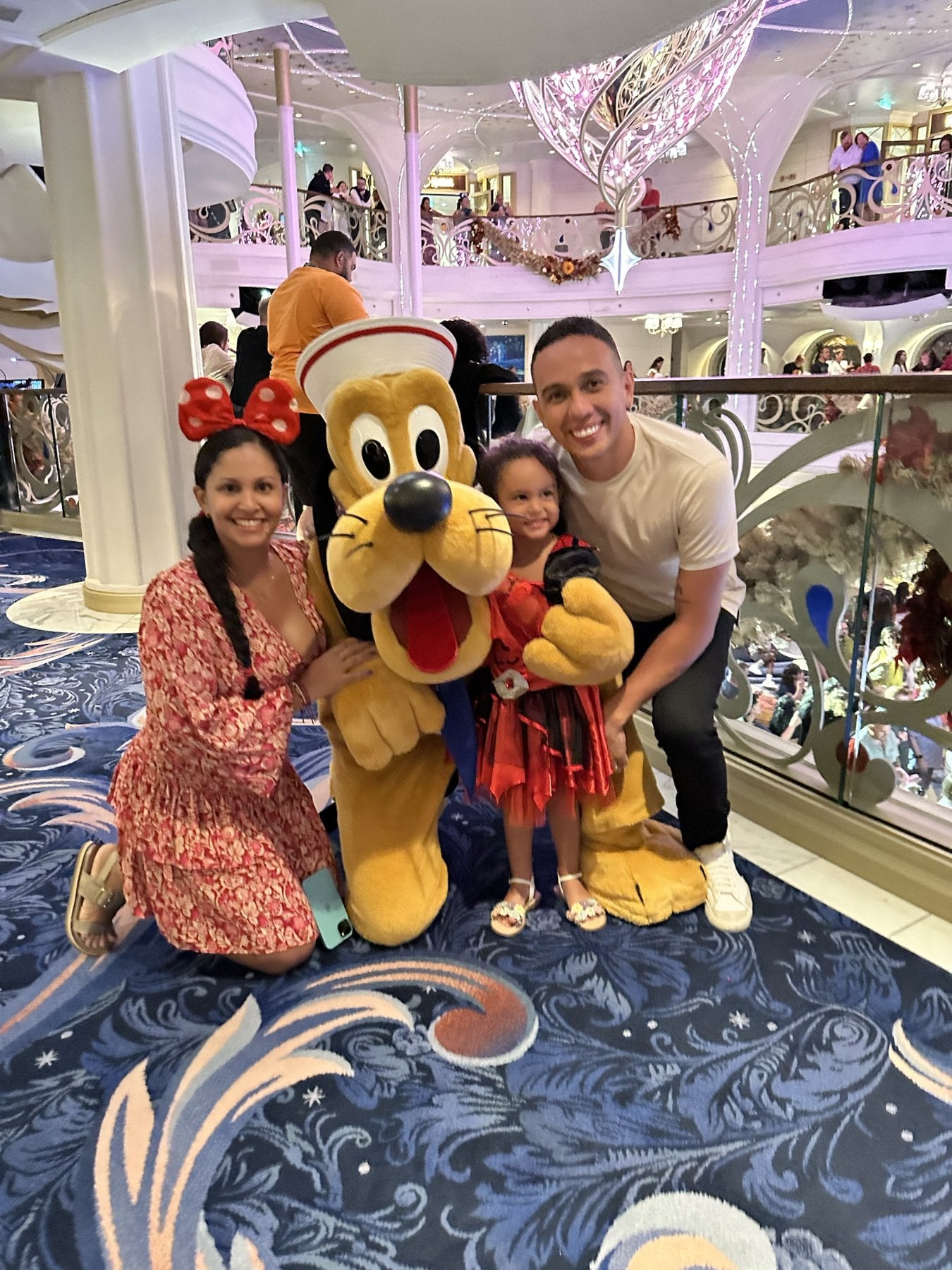 Familia con Pluto a bordo de un crucero Disney