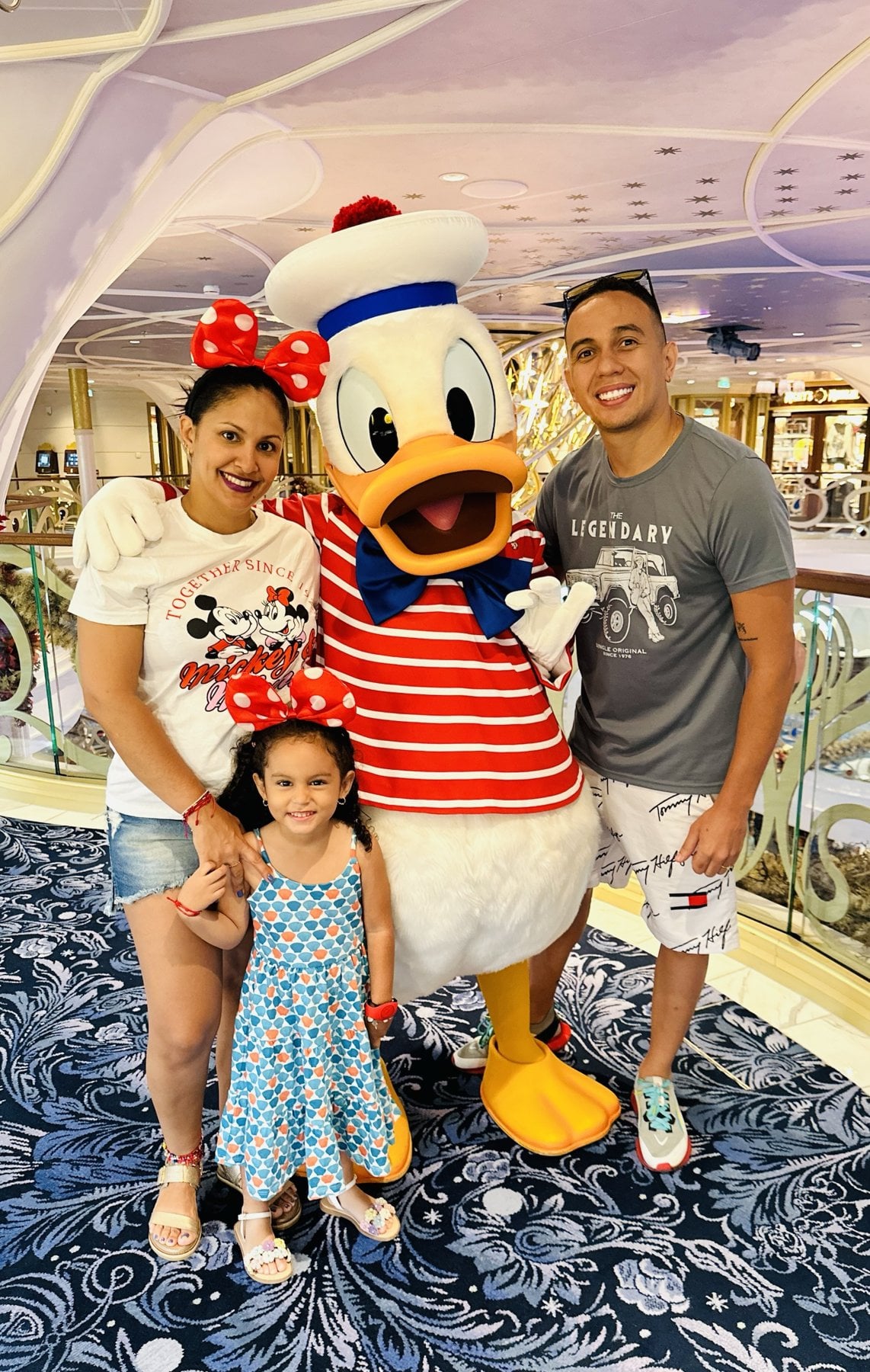 Familia con el Pato Donald a bordo