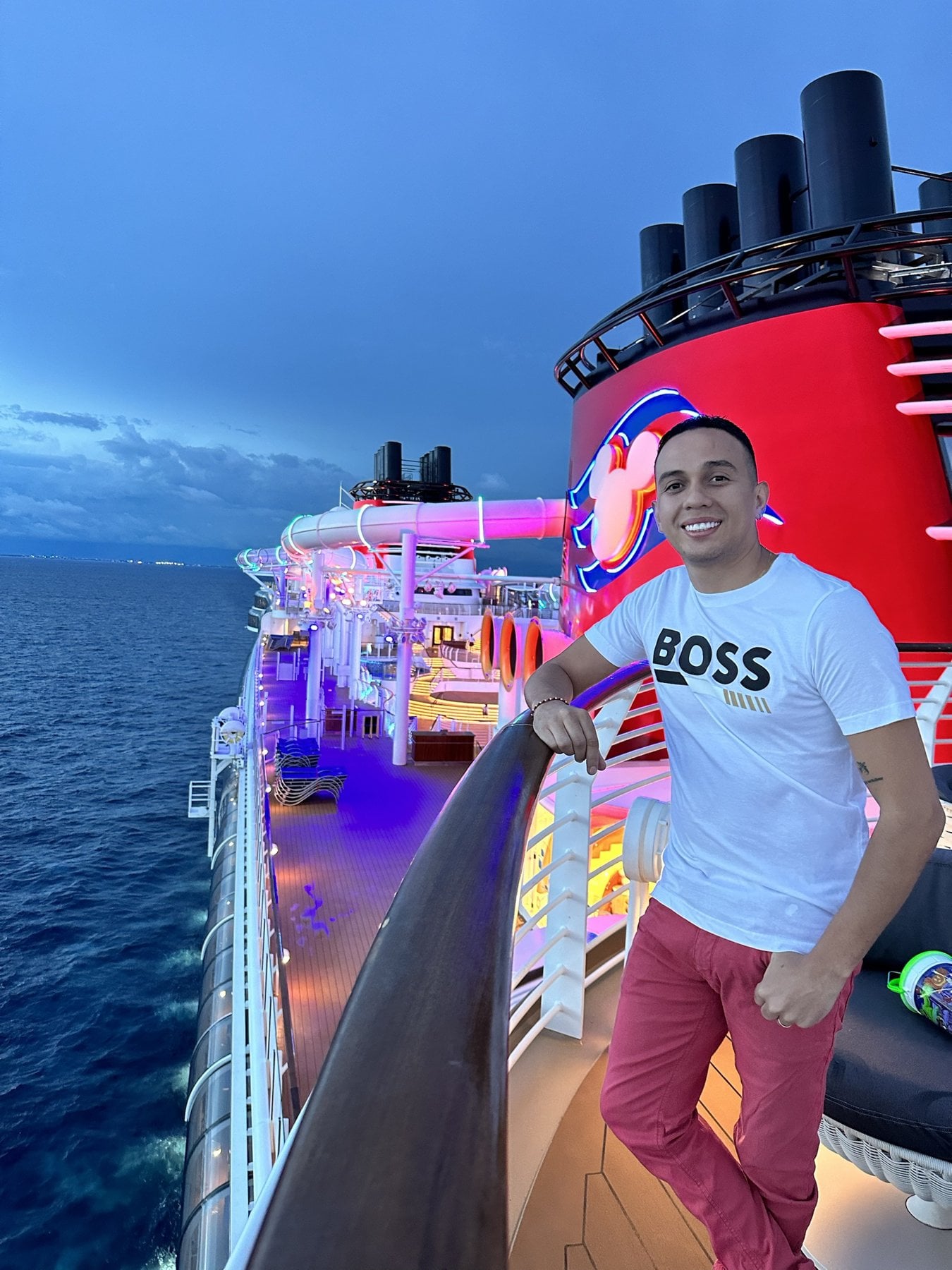 Cubierta de un crucero Disney al atardecer