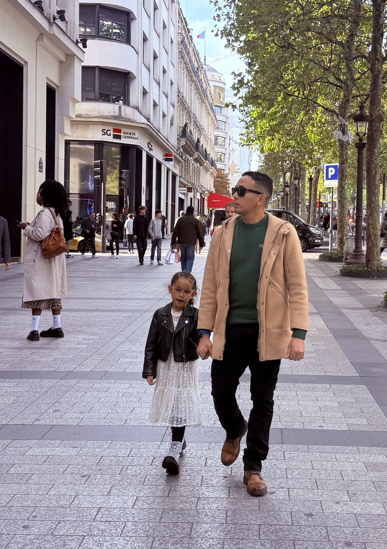 Familia de viaje con una niña