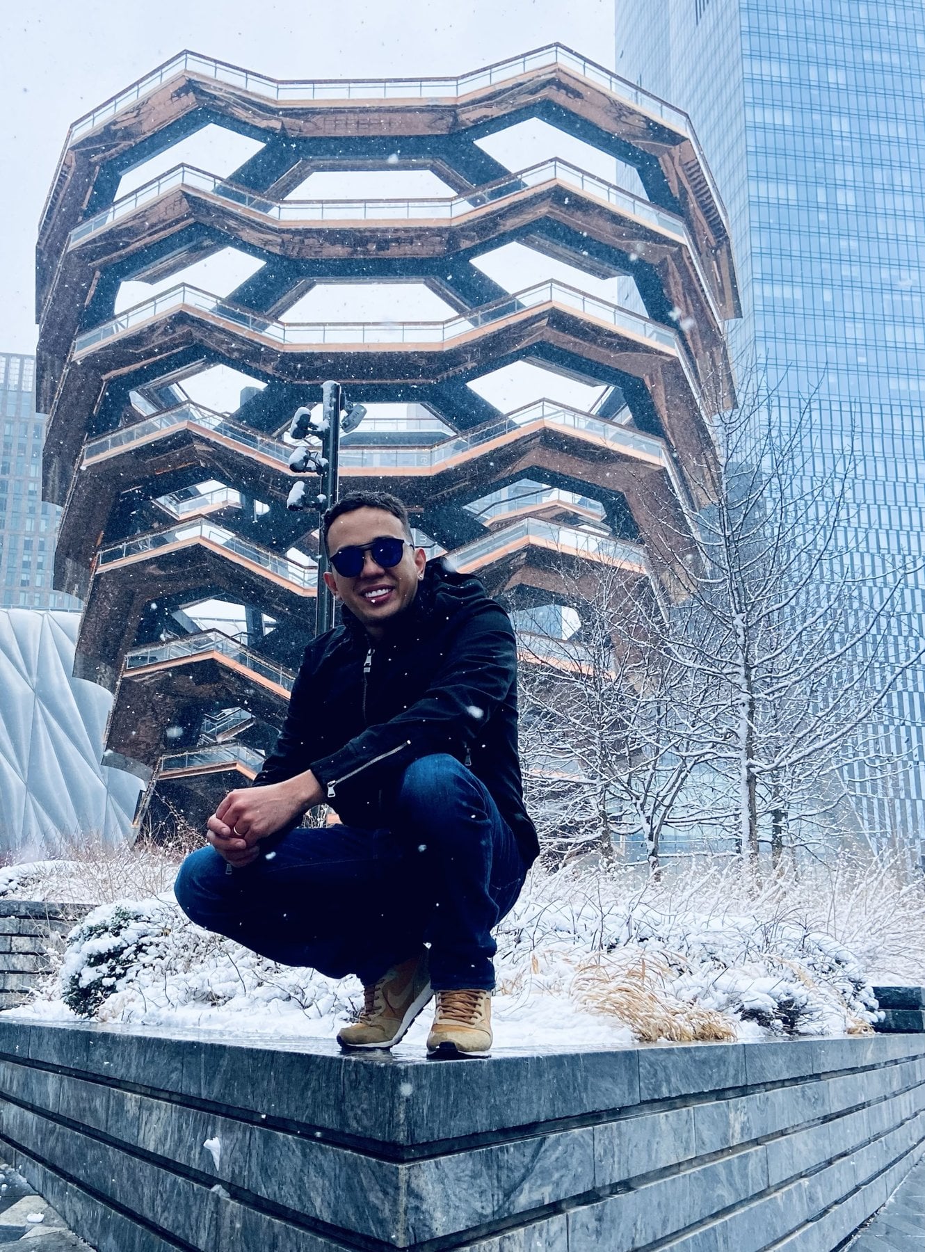 Viajero frente al Vessel en Hudson Yards, con nieve