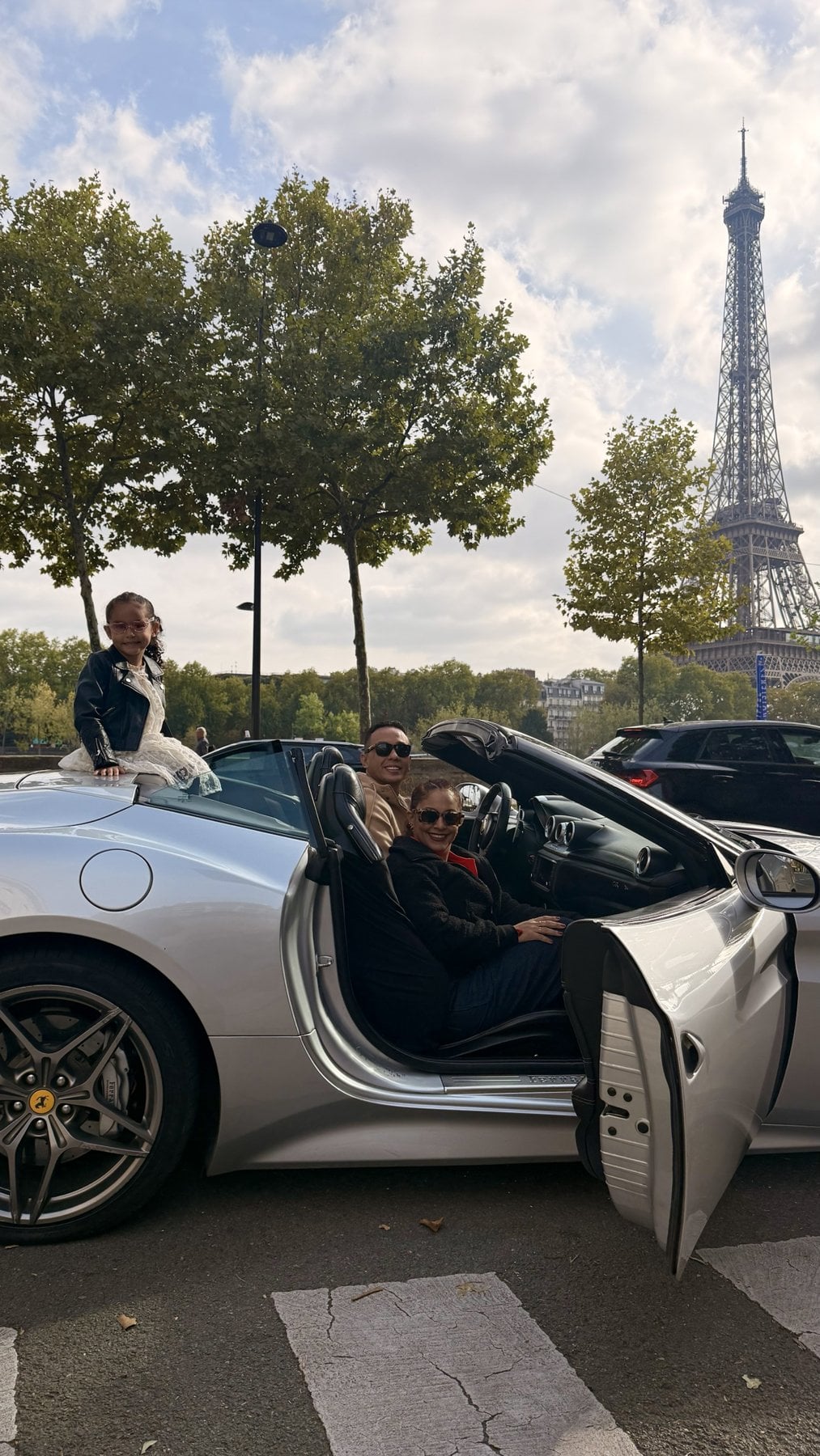 Familia con un convertible en París