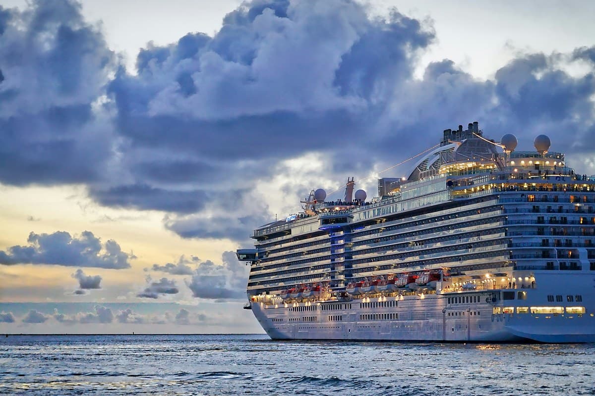 Crucero navegando por el mar Caribe al atardecer