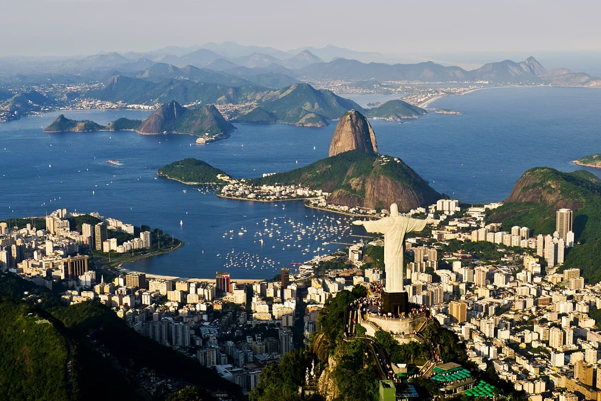 Cristo Redentor frente al Pan de Azúcar y la bahía de Río de Janeiro