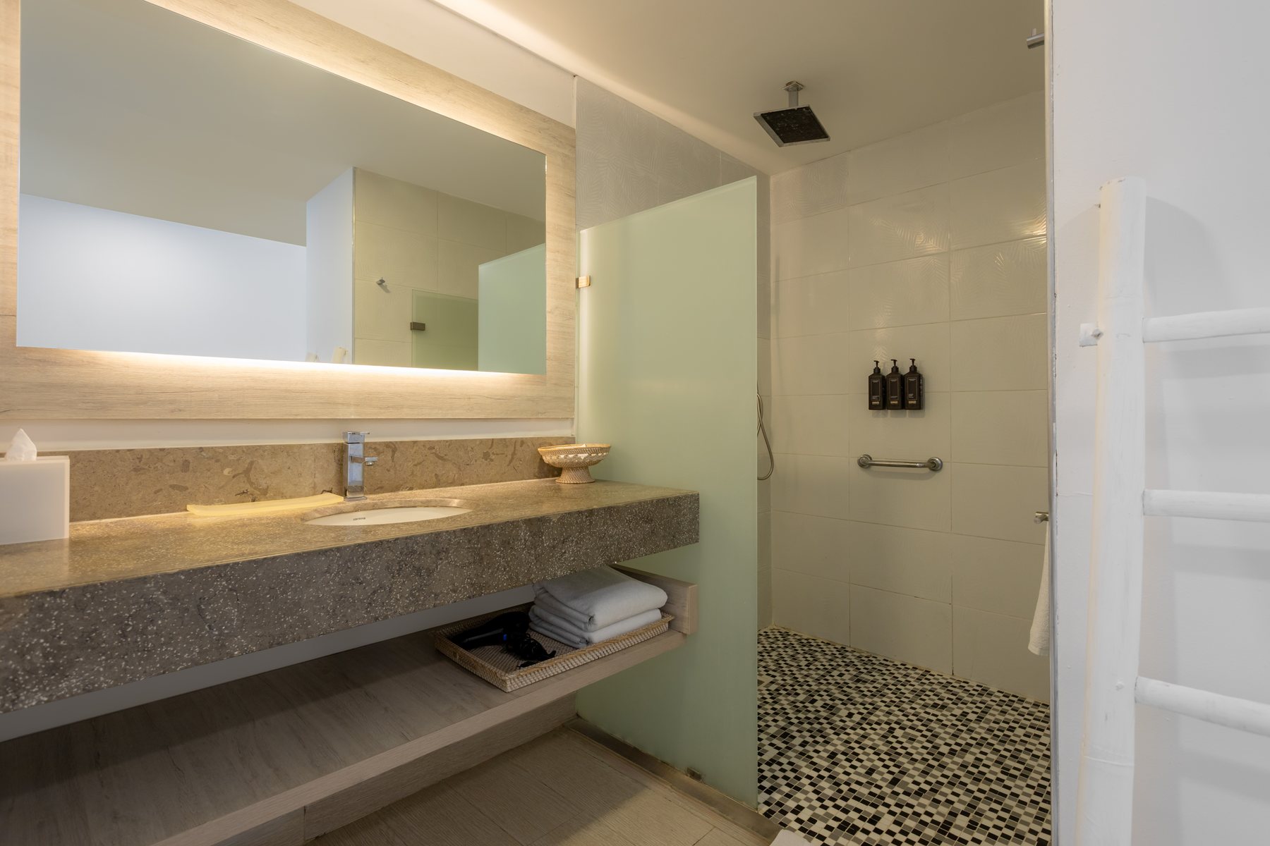 Baño del Grand Sirenis Cartagena con ducha y espejo iluminado