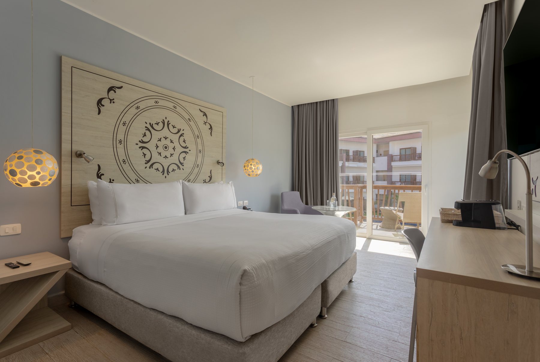 Habitación Superior Deluxe del Grand Sirenis Cartagena con cama king y balcón