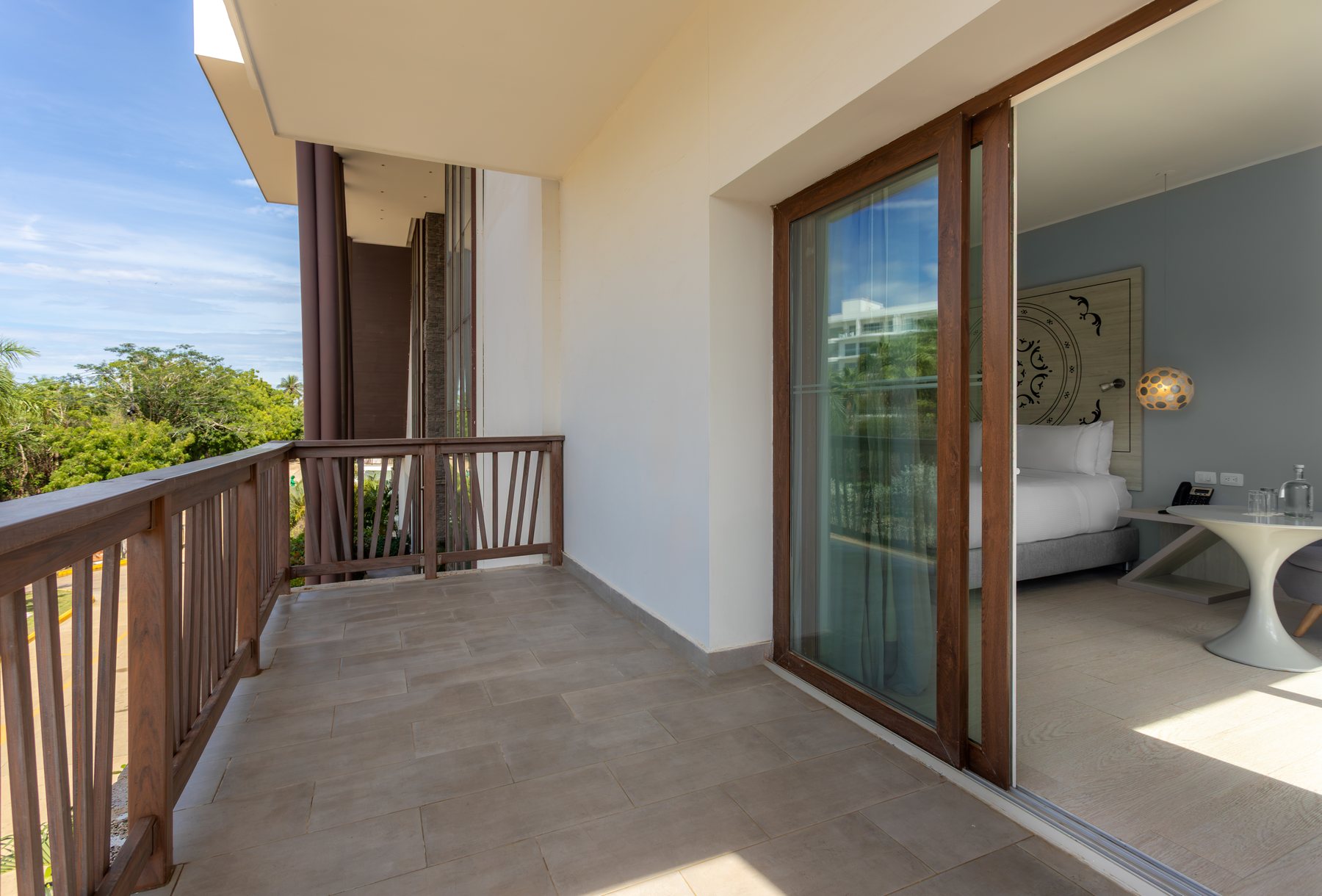 Balcón privado de una habitación del Grand Sirenis Cartagena con vista a los jardines