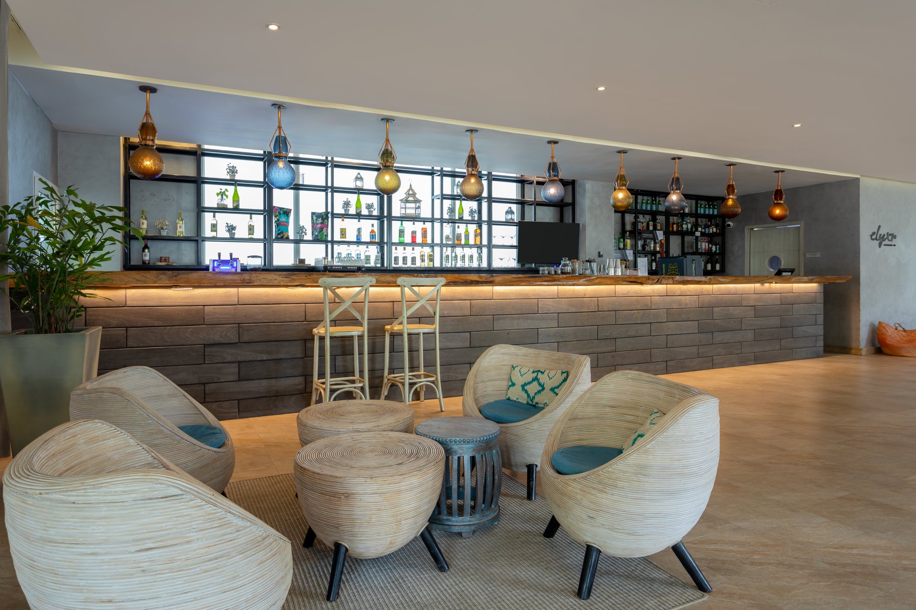 Barra del lobby bar Elyxr del Grand Sirenis Cartagena