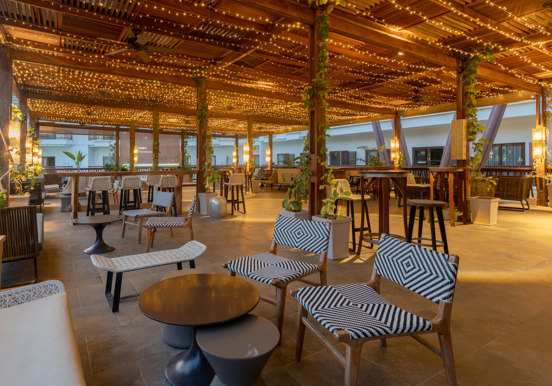 Terraza del Grand Sirenis Cartagena con techo de madera y luces cálidas