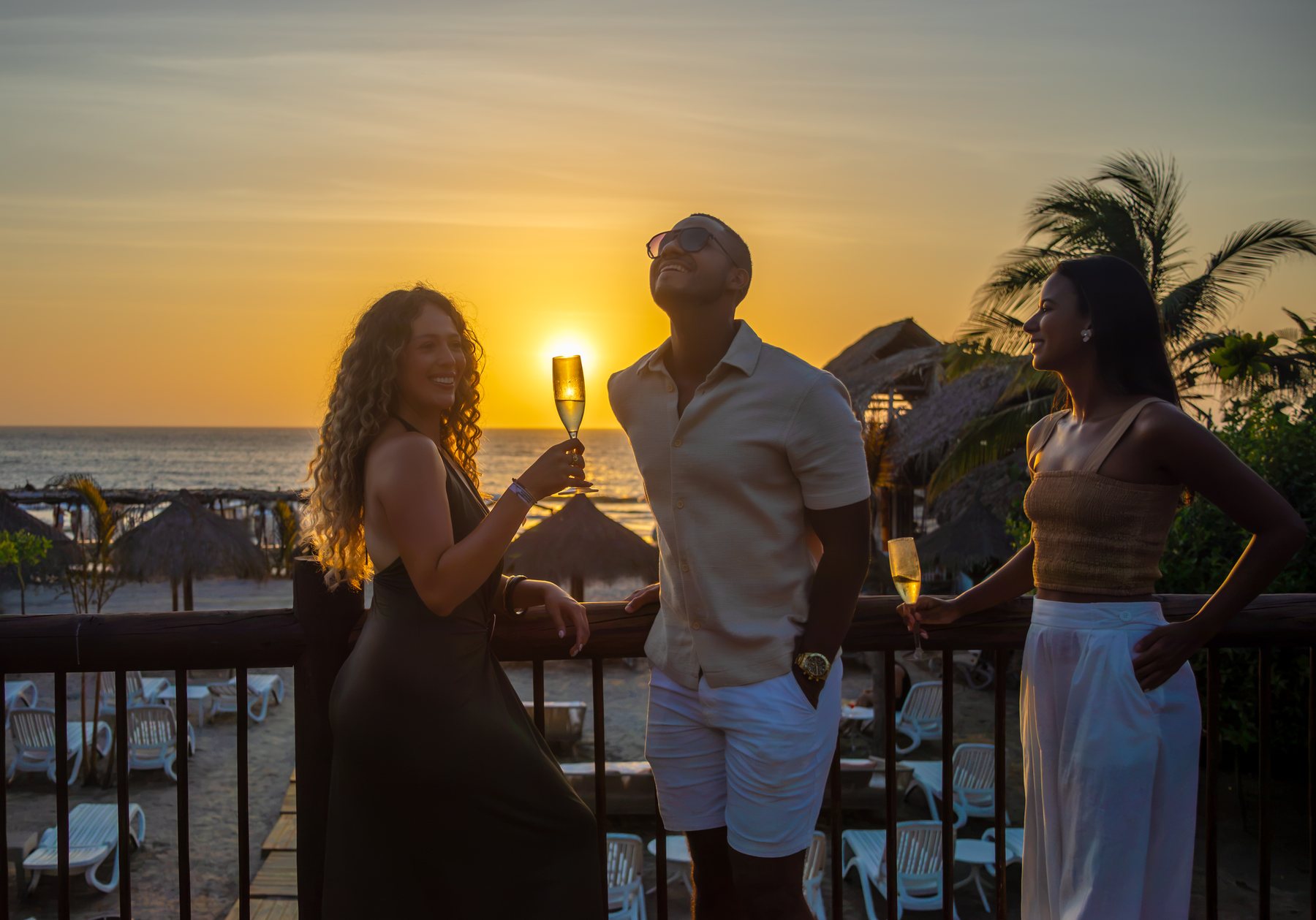 Amigos brindando al atardecer en la terraza frente al mar del Grand Sirenis Cartagena