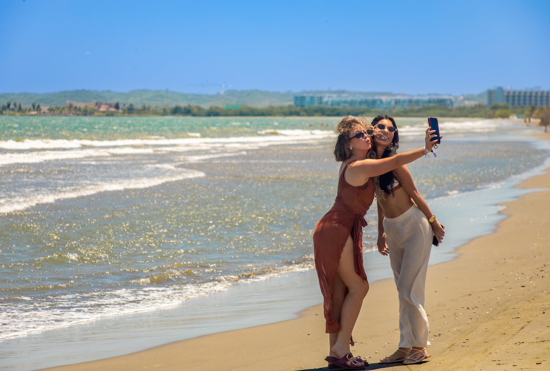 Dos amigas tomándose una selfie en la playa de Manzanillo