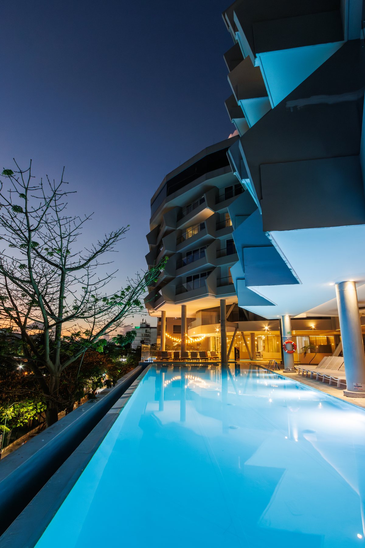 Piscina iluminada de noche en el Grand Sirenis San Andrés