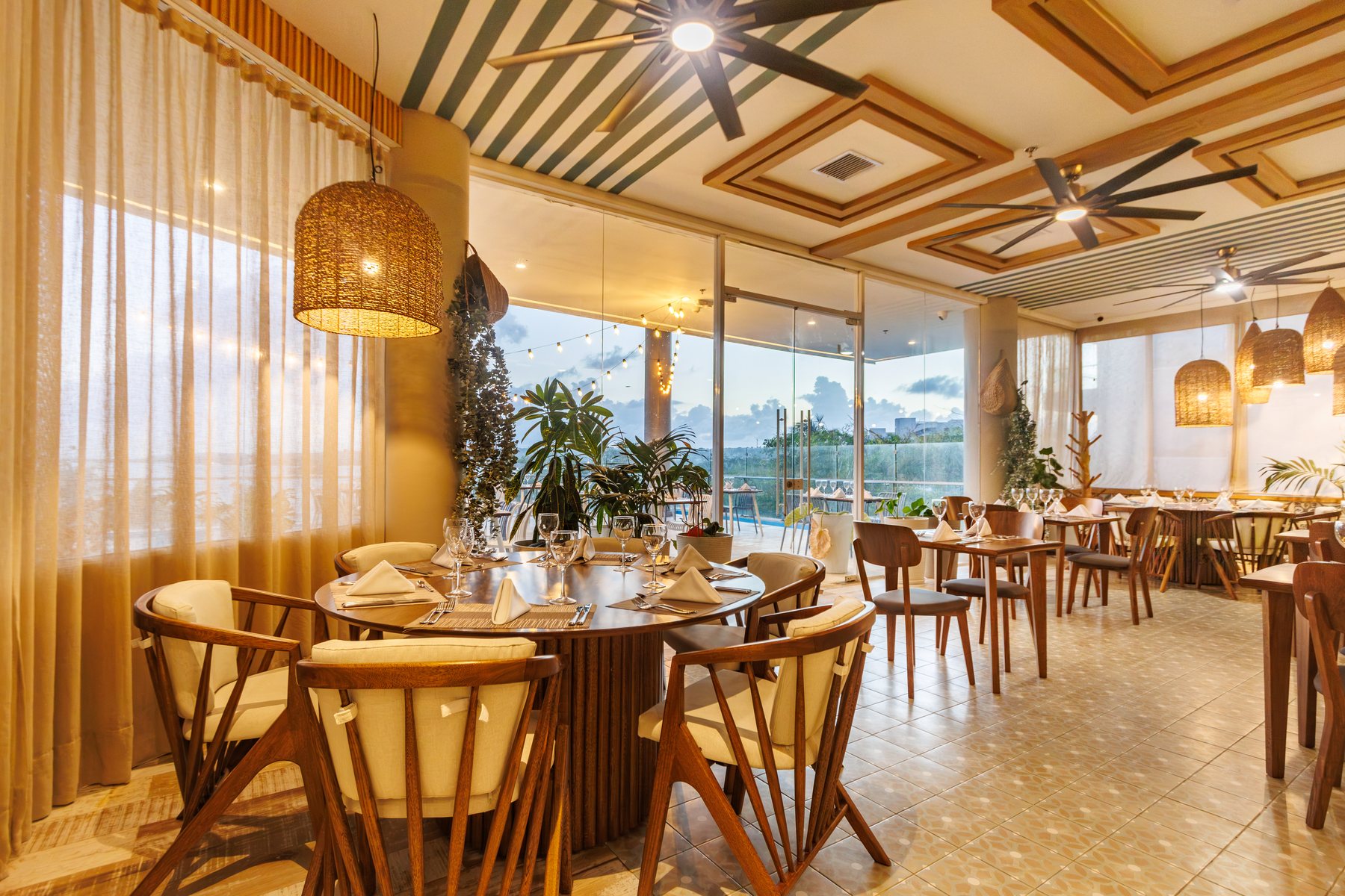 Restaurante del Grand Sirenis San Andrés con lámparas tejidas y ventanales