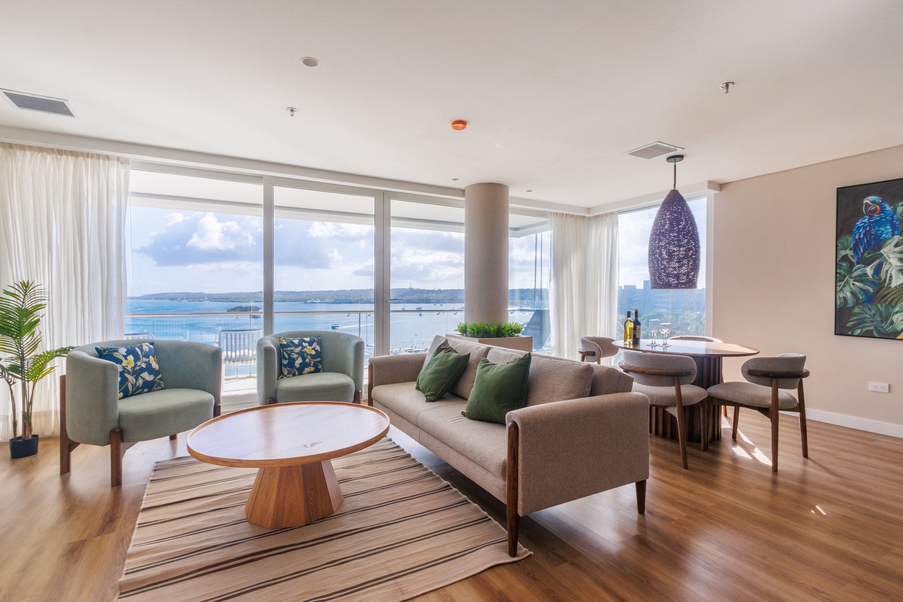 Sala de una suite del Grand Sirenis con ventanales al mar