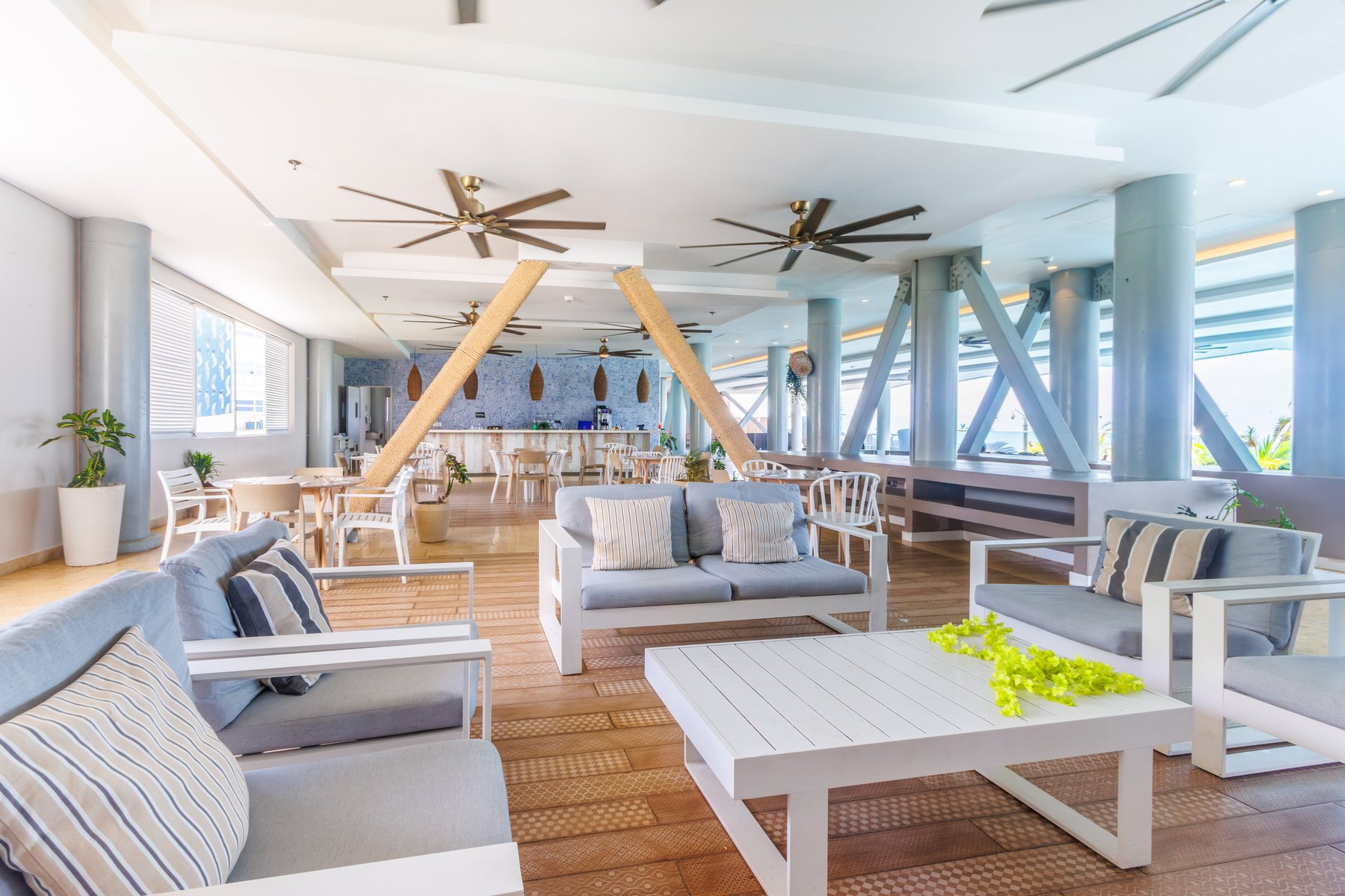 Terraza lounge del Grand Sirenis con sofás blancos y vista al mar