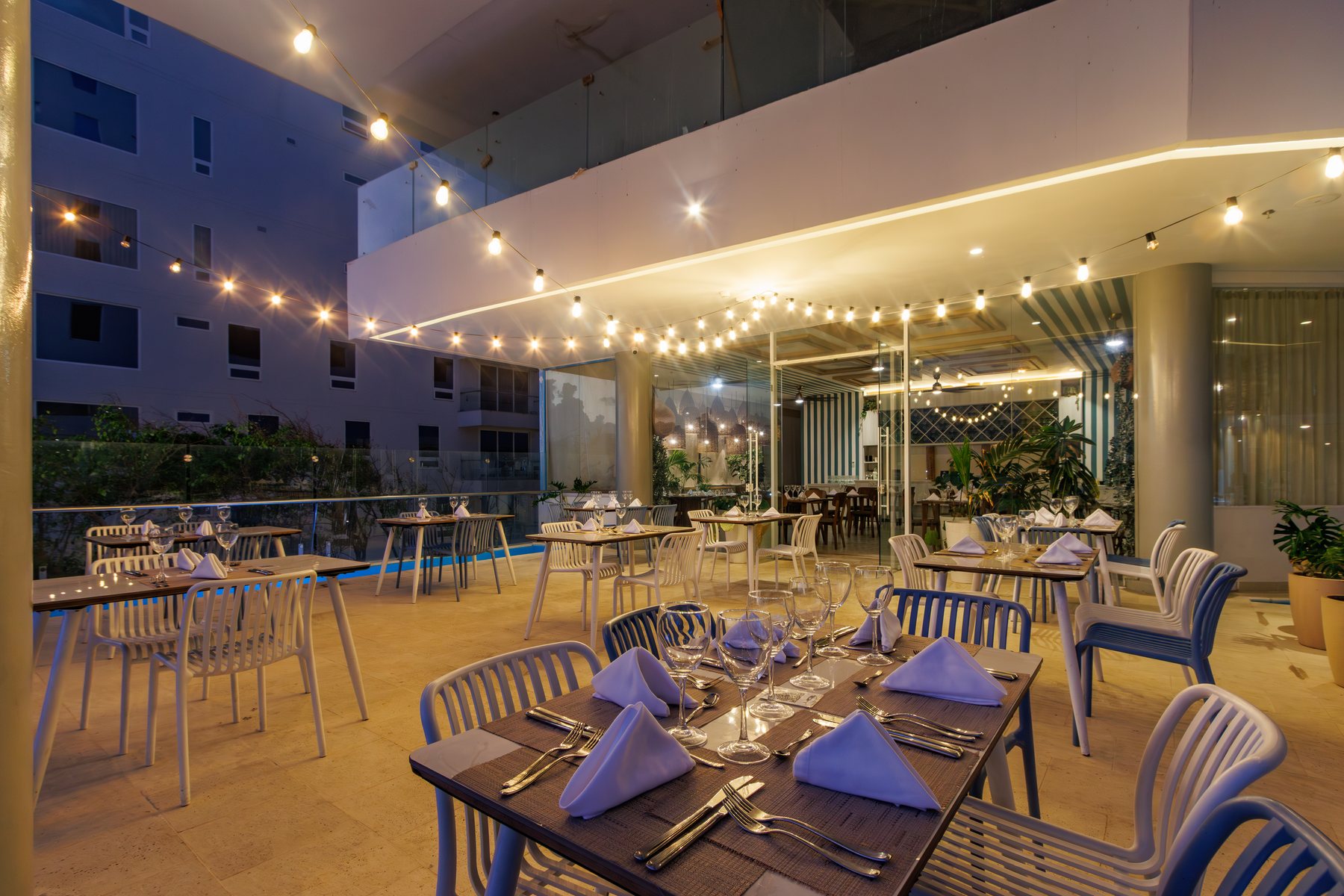 Mesas servidas en la terraza del restaurante del Grand Sirenis