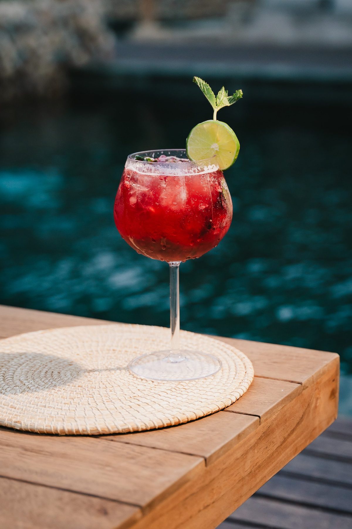 Coctel rojo frente a la piscina de Naio