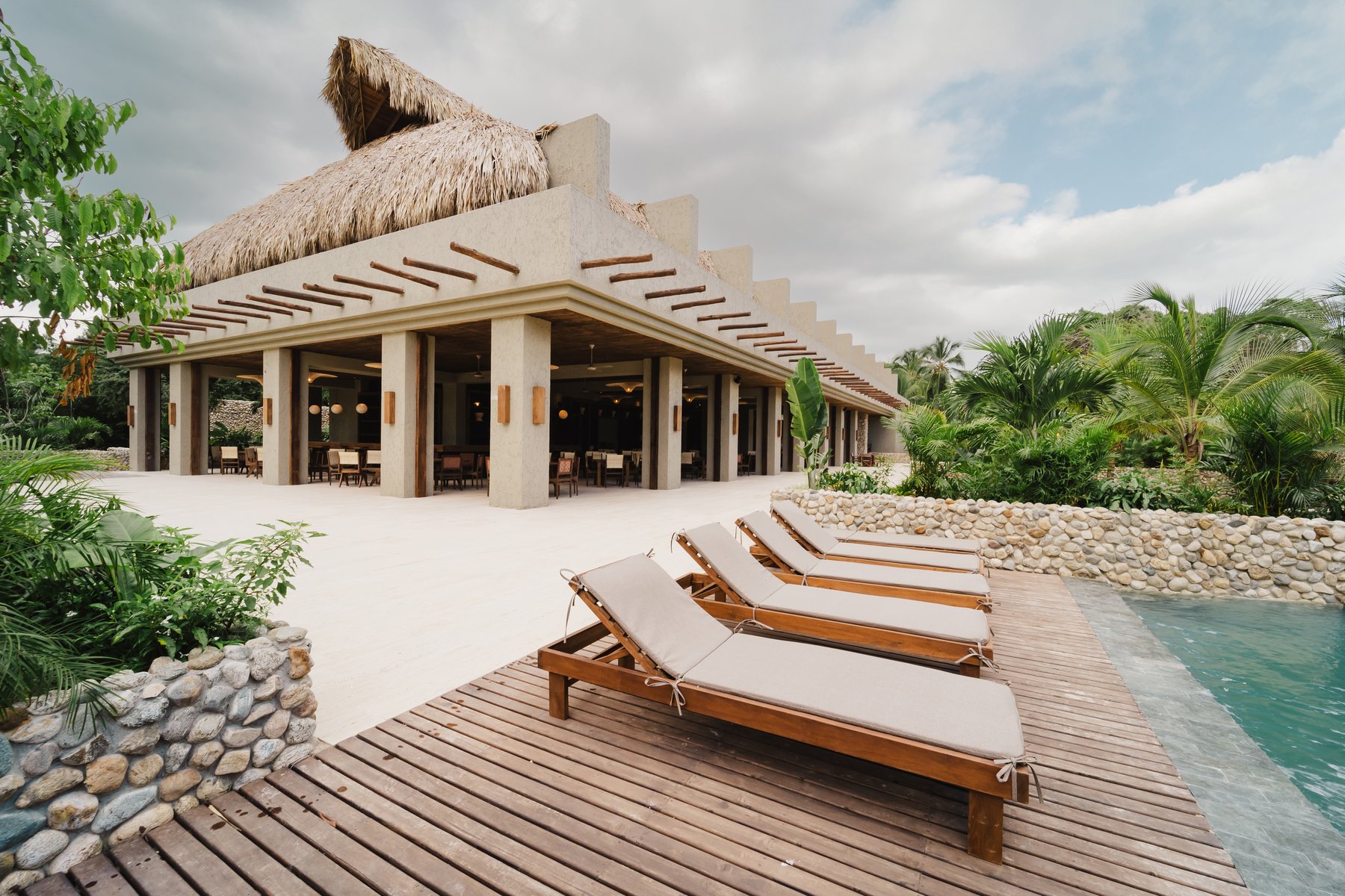 Casa Playa de Naio con techo de palma, piscina y asoleadoras de madera