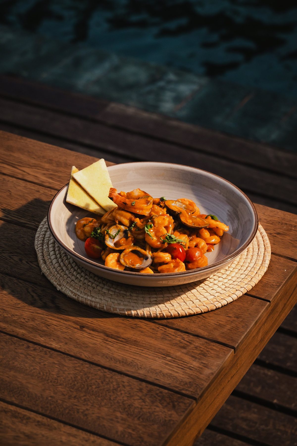 Plato de mariscos servido en una mesa de madera de Naio
