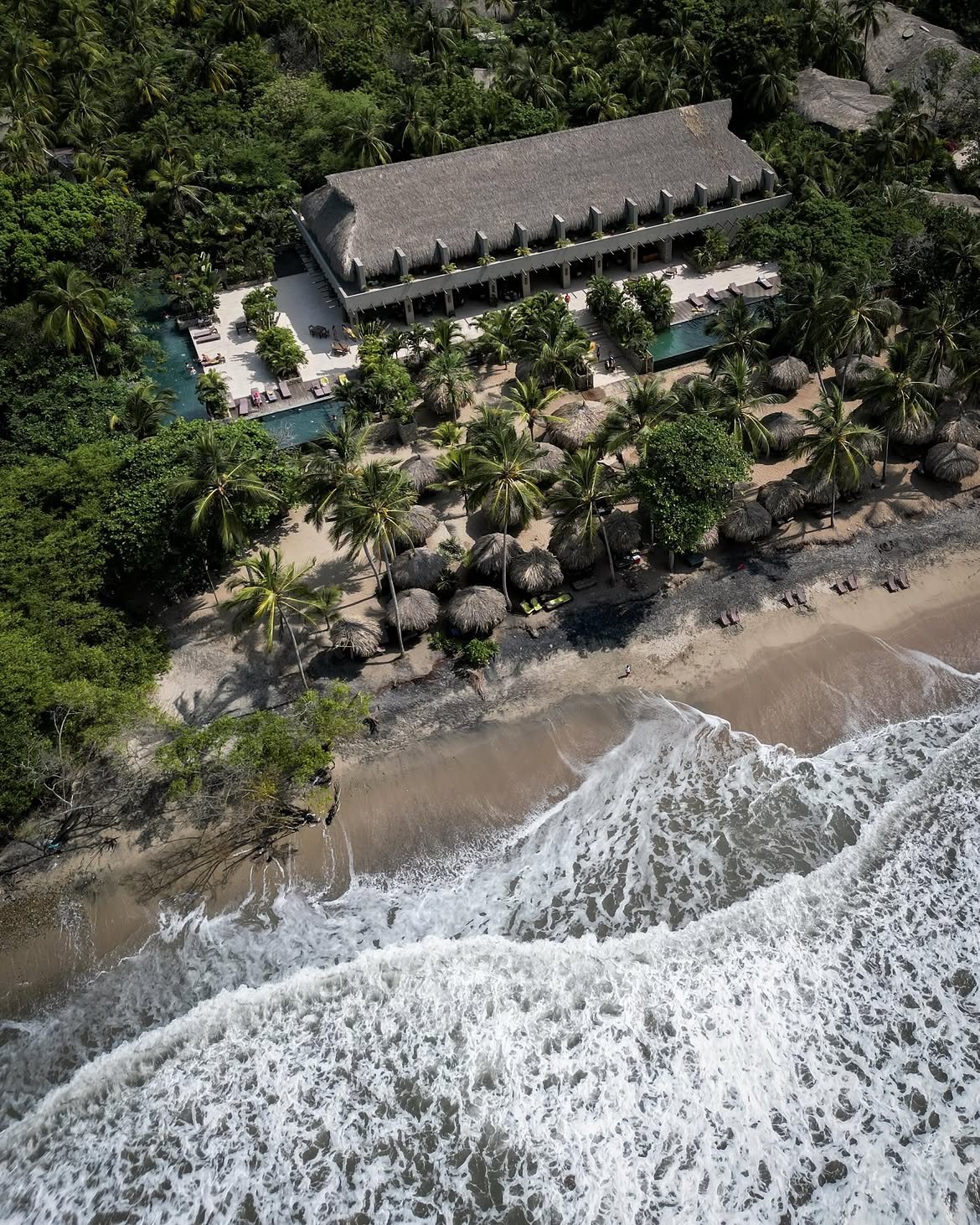 Vista aérea de Naio: el hotel entre la selva, las palapas y las olas del Caribe