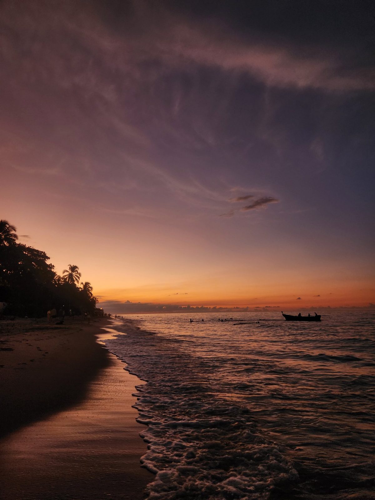Atardecer naranja sobre la playa de Palomino